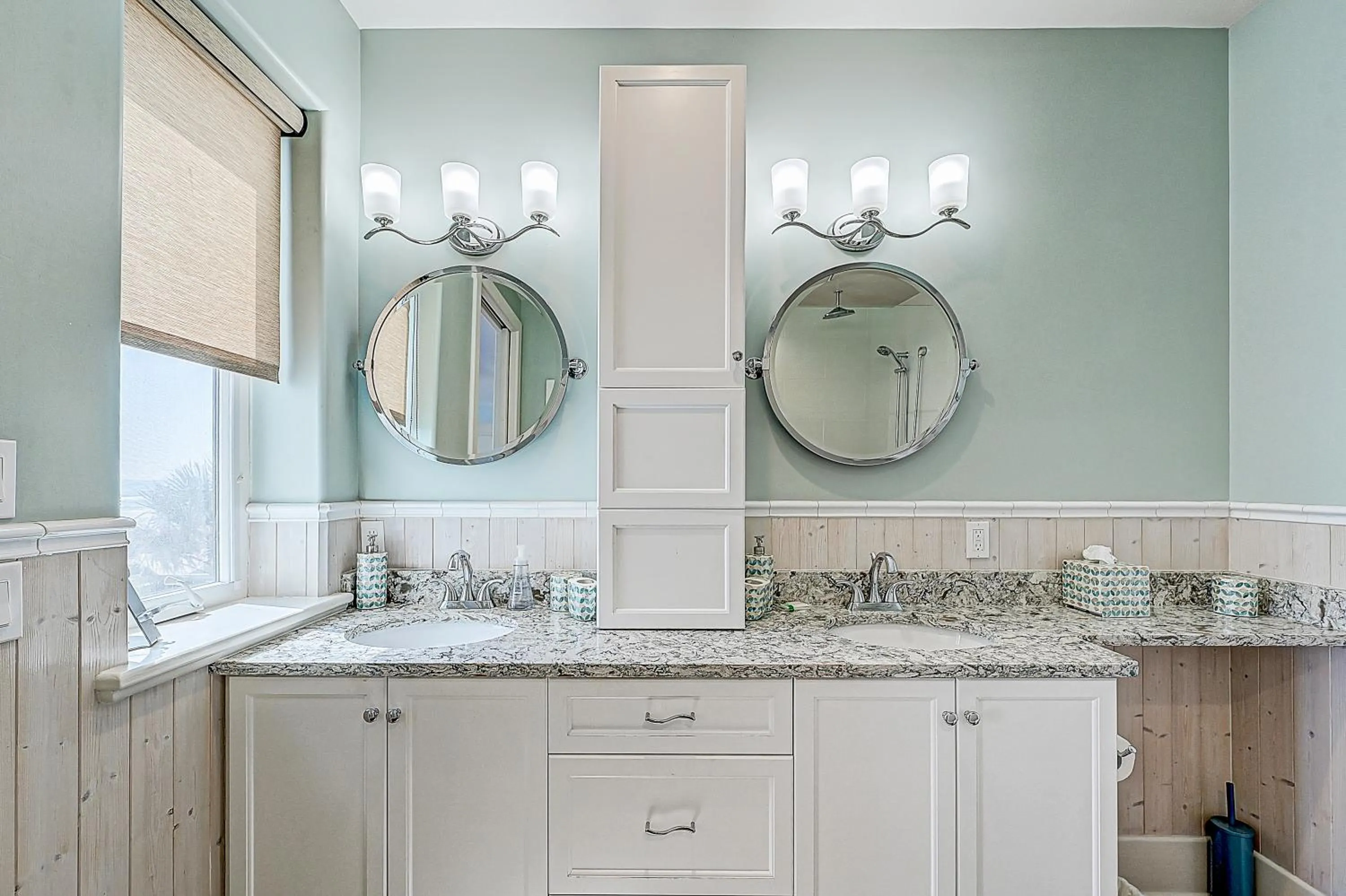 Photo of the whole room in Ocean Paradise