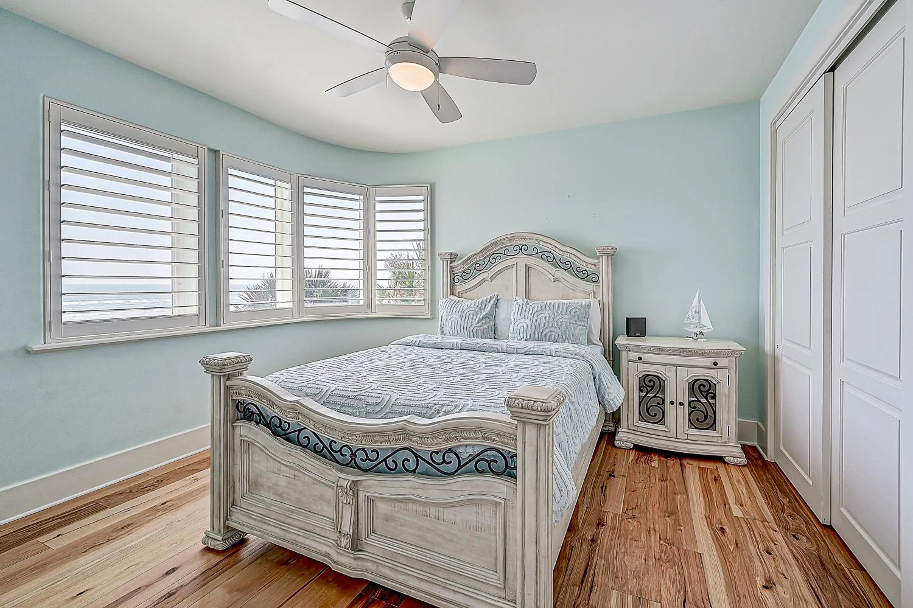 Bed in Ocean Paradise