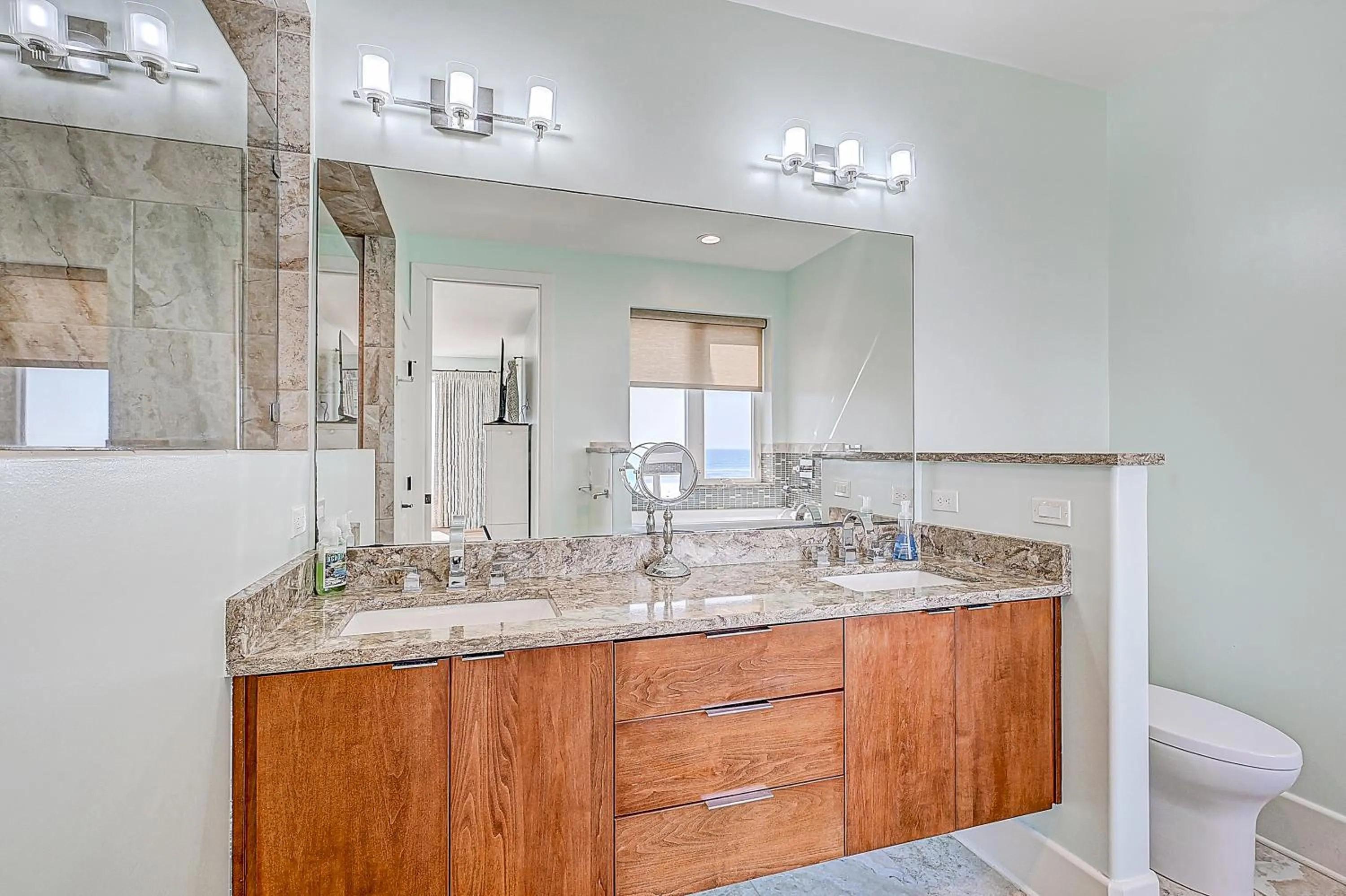 Photo of the whole room in Ocean Paradise