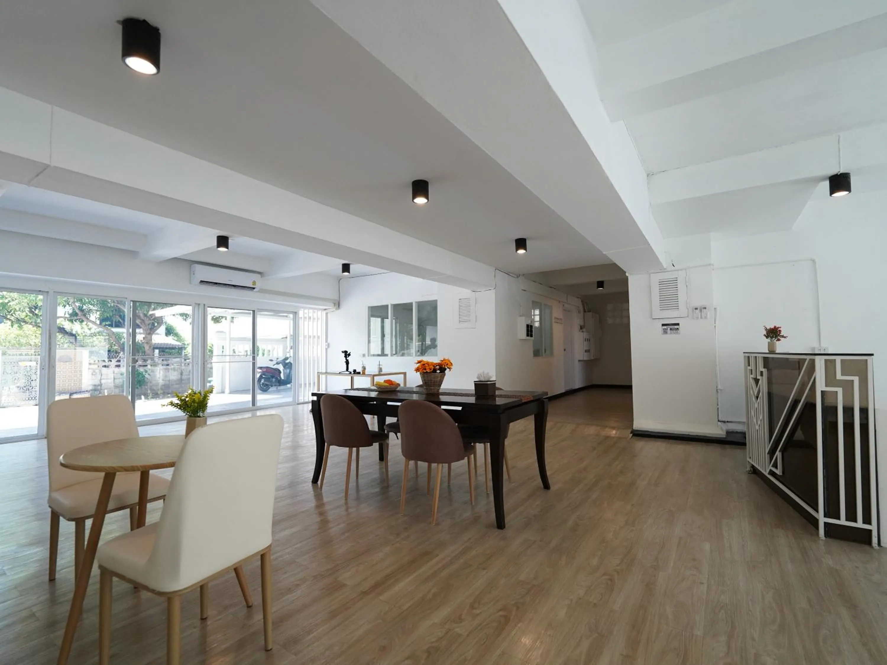 Living room in RoomQuest IT Square Don Mueang Airport