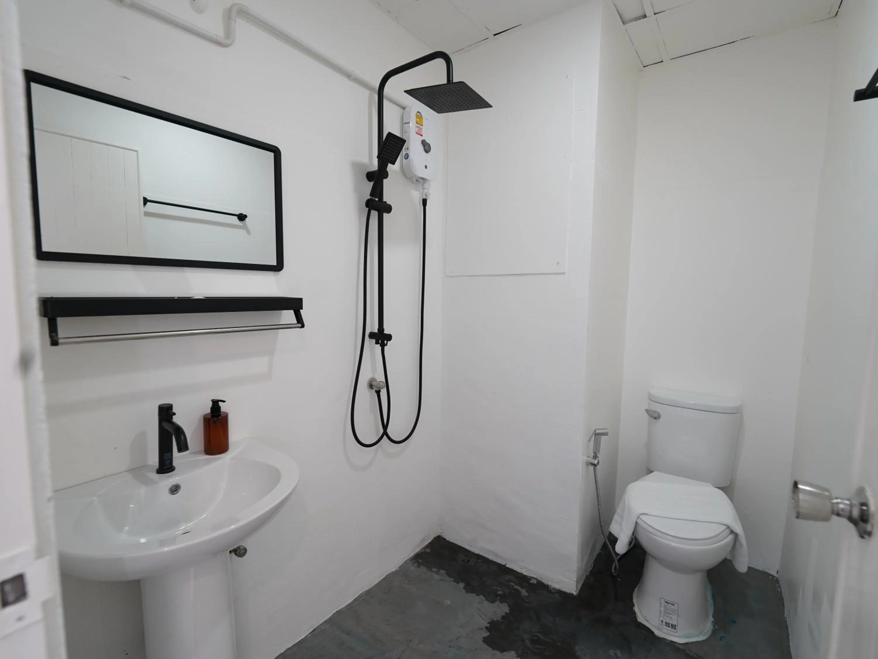 Shower in RoomQuest IT Square Don Mueang Airport