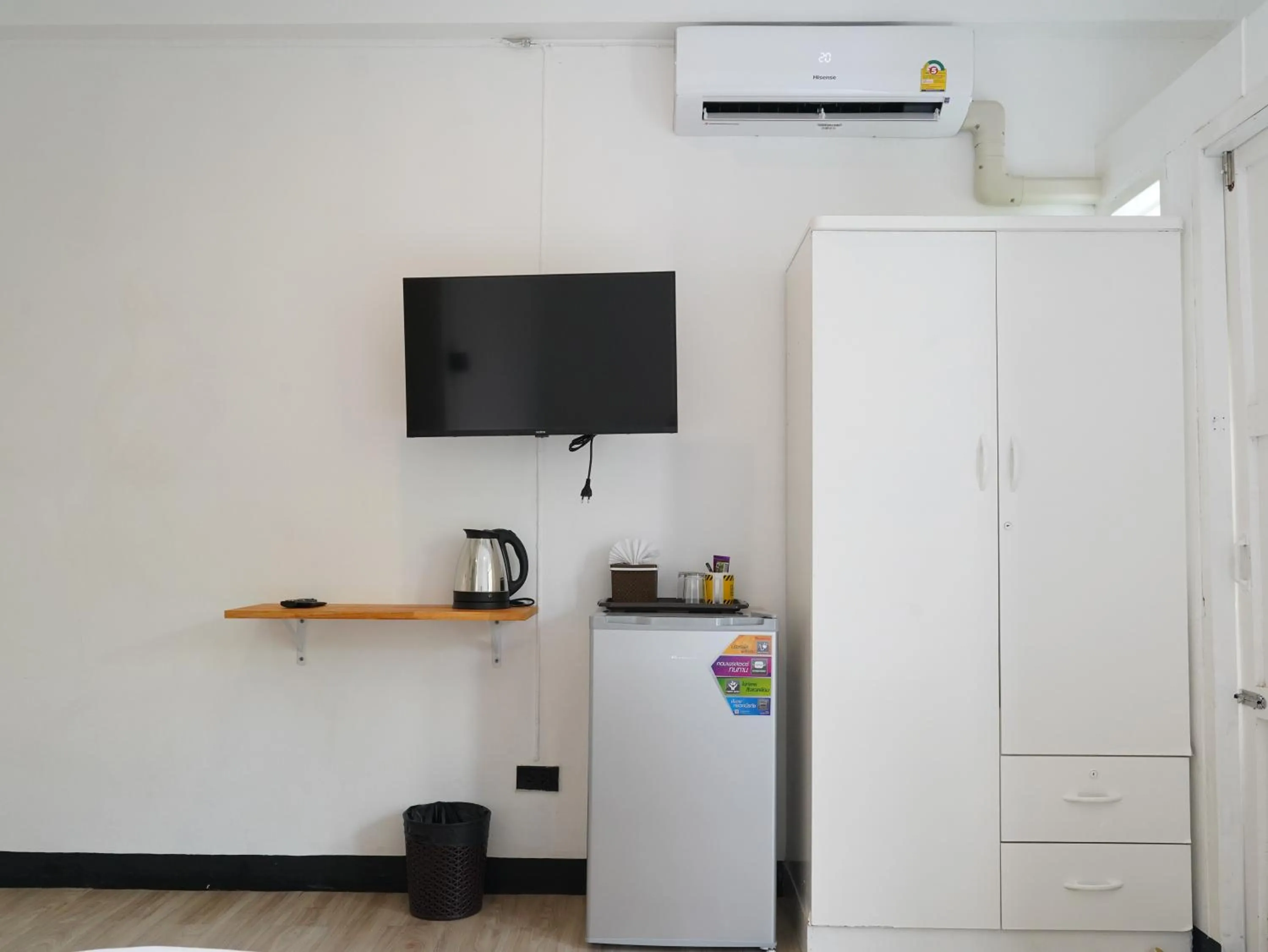 wardrobe in RoomQuest IT Square Don Mueang Airport