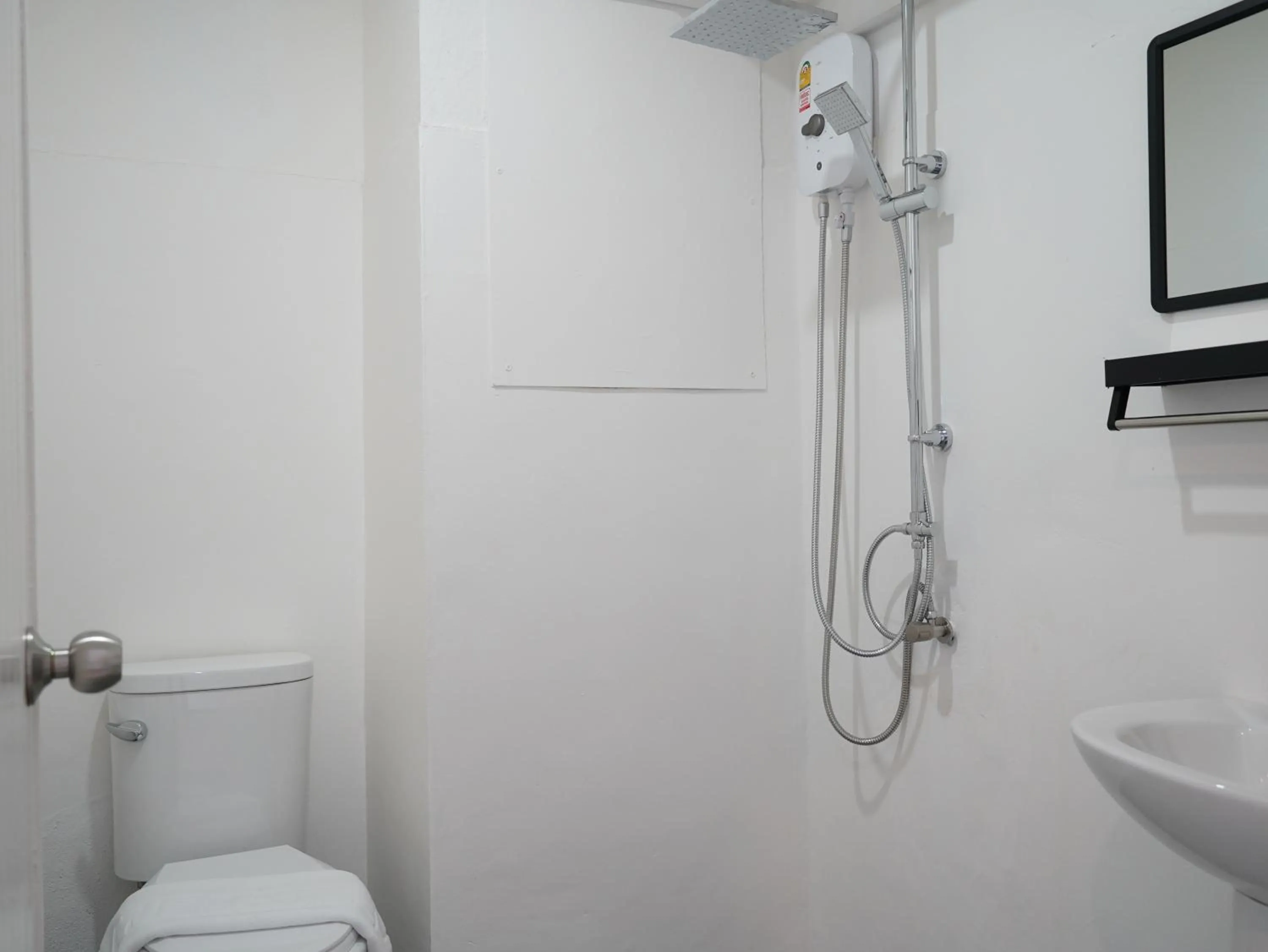 Shower in RoomQuest IT Square Don Mueang Airport