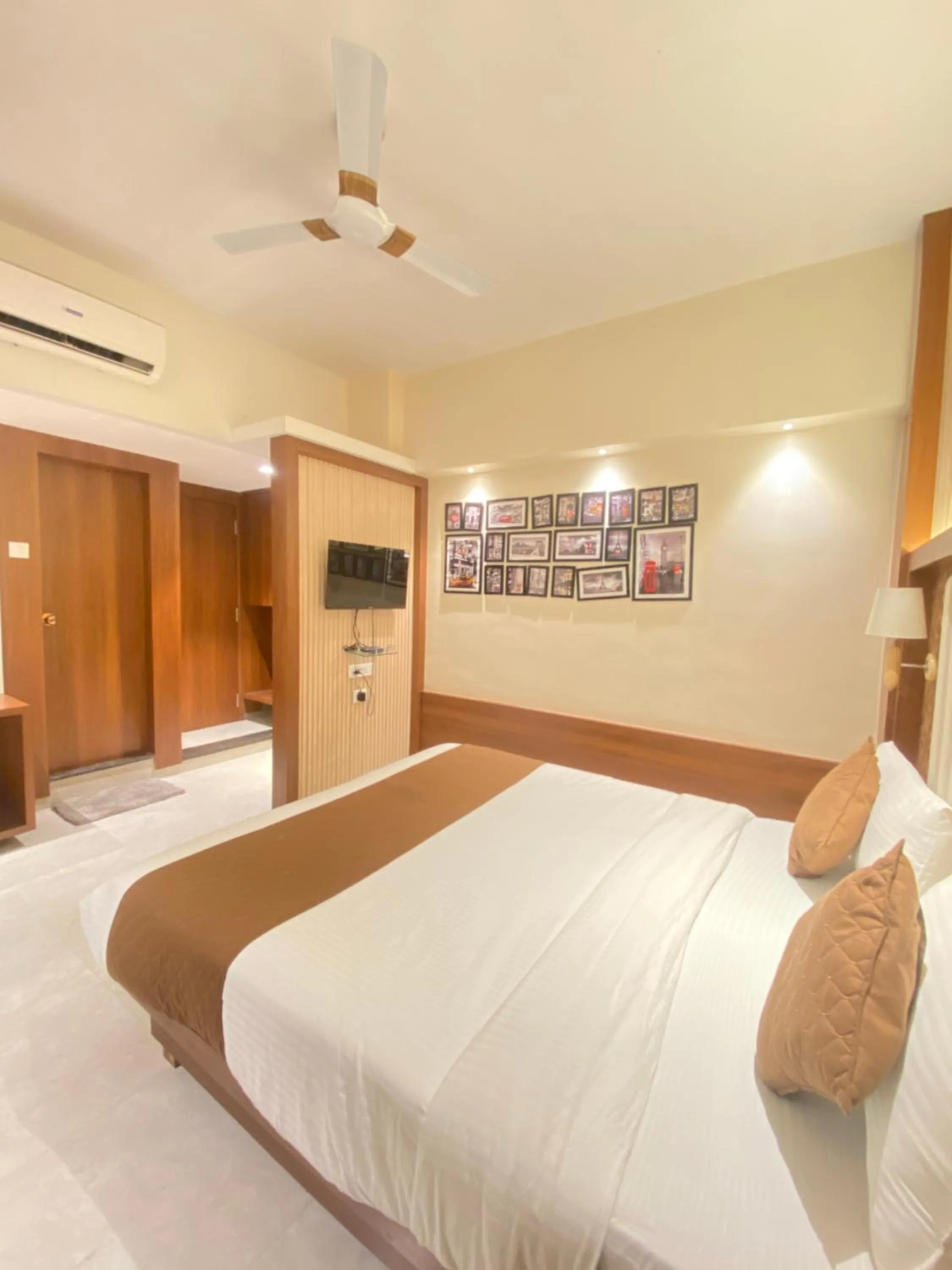 Photo of the whole room, Bed in Hotel Czar Inn - Vashi Navi Mumbai