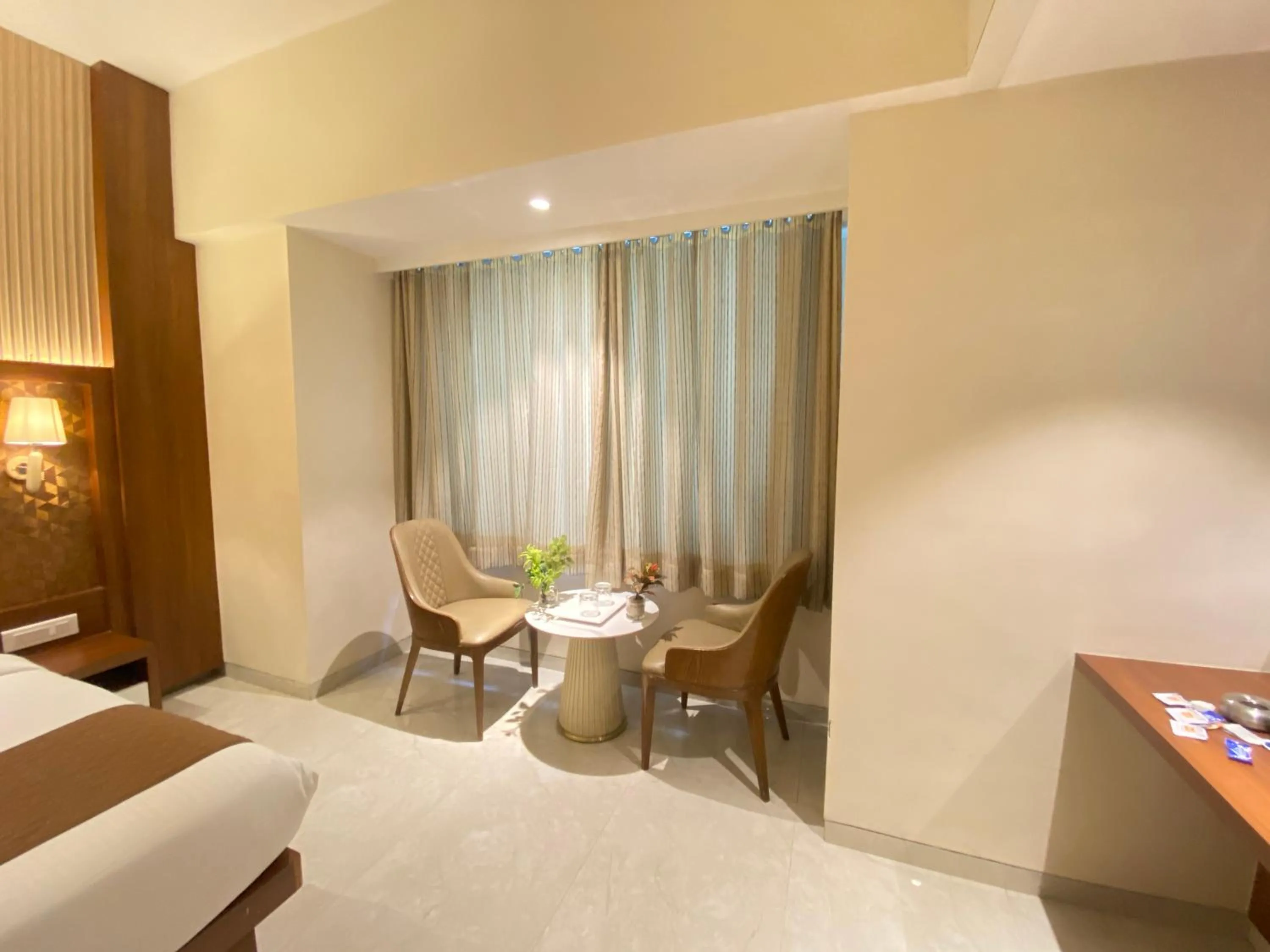 Seating area, Bed in Hotel Czar Inn - Vashi Navi Mumbai