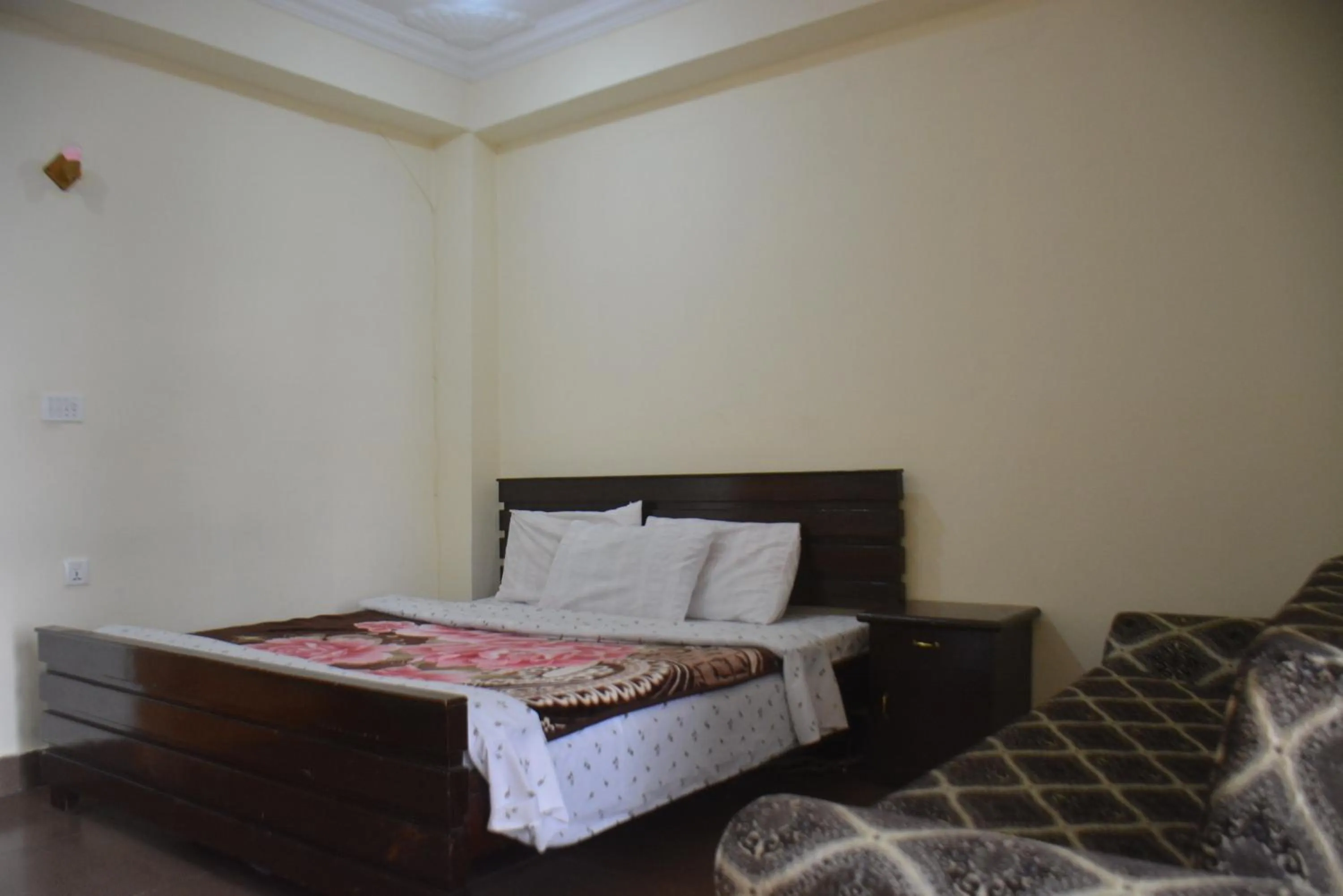 Bed in Eagle Nest, Malam Jabba by LMC