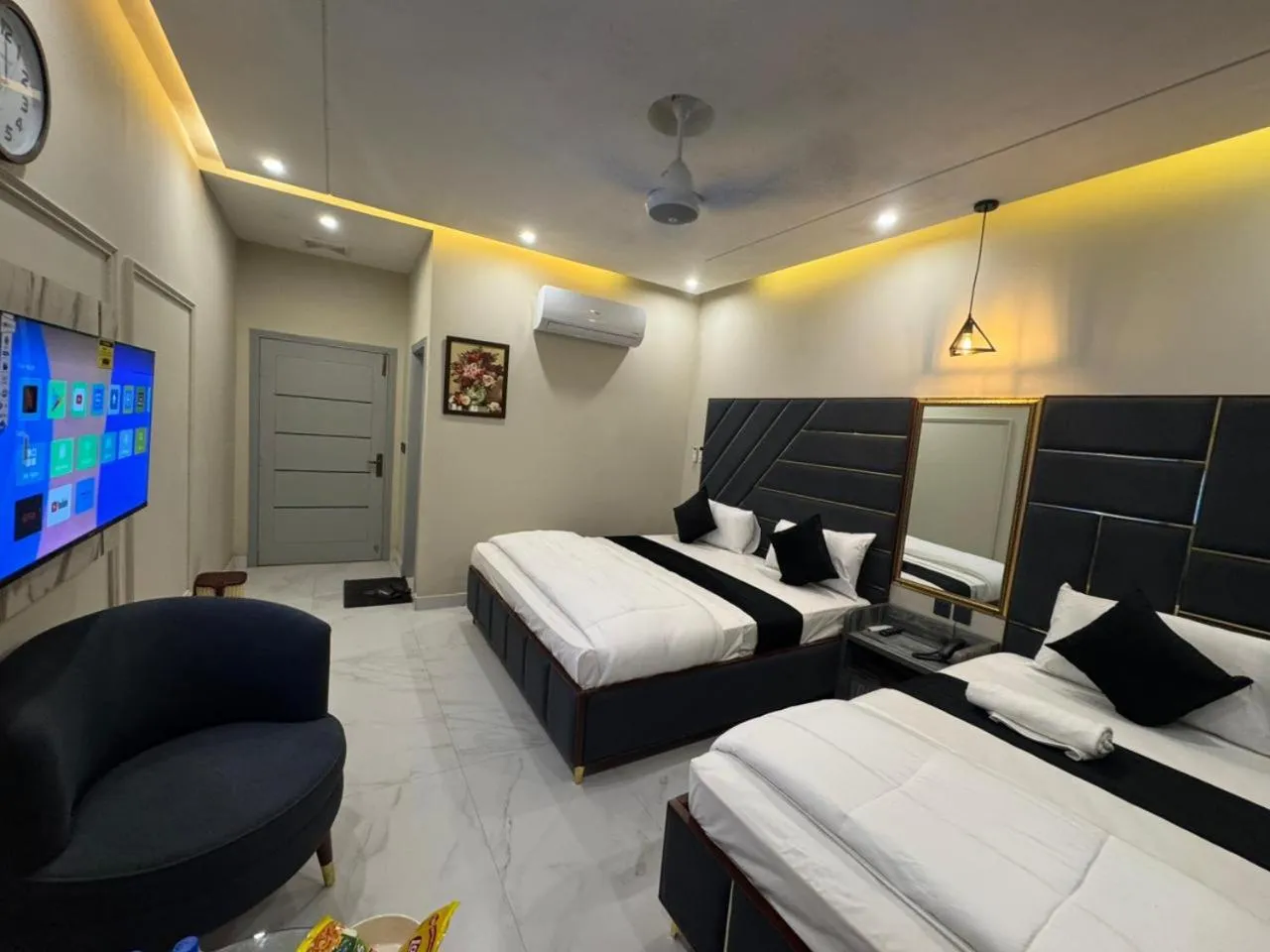 Bed in Hotel white season Gulberg