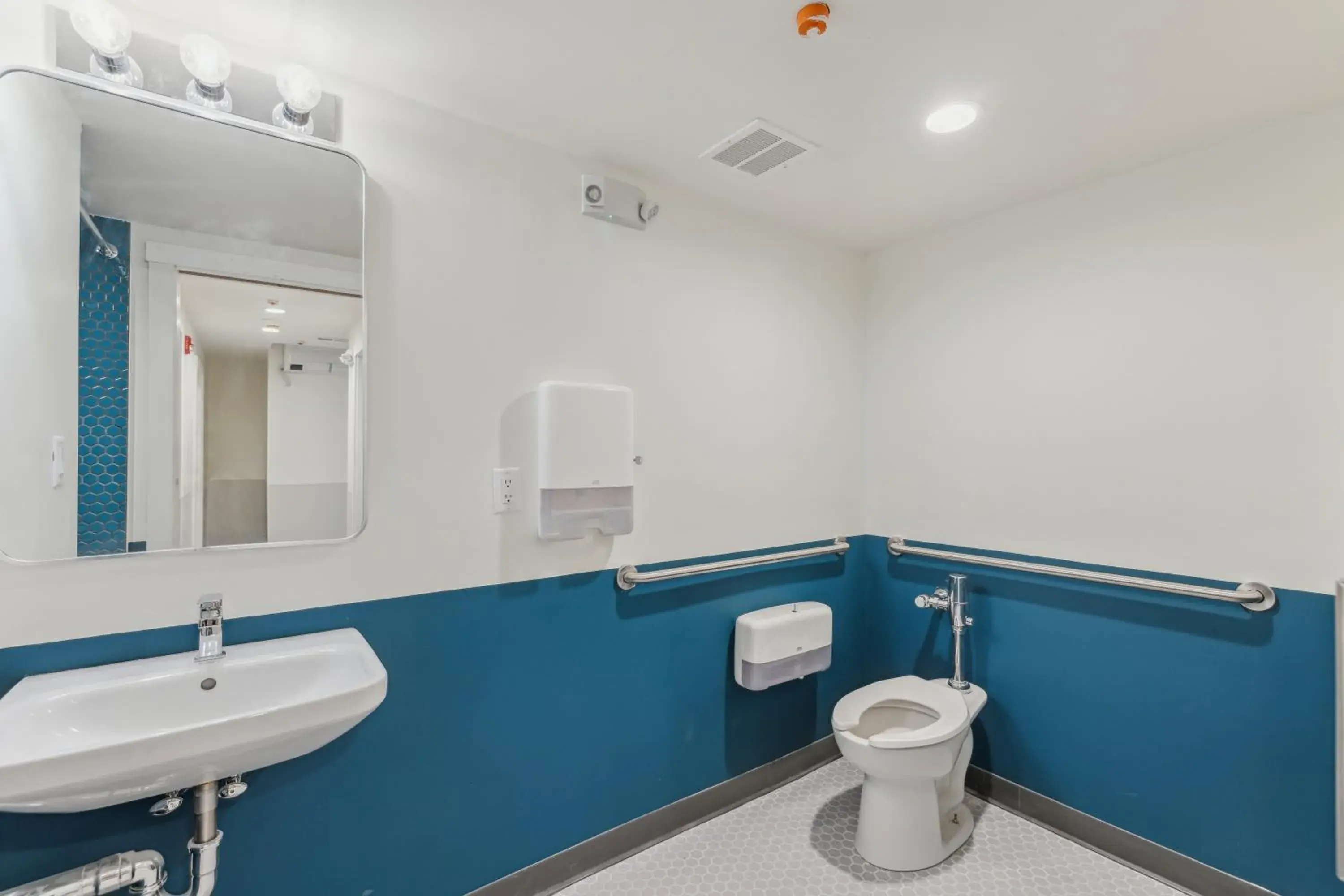 Bed in 4-Bed Mixed Dormitory Room in Meco Hotel Bed in 4-Bed Mixed Dormitory Room in Meco Hotel