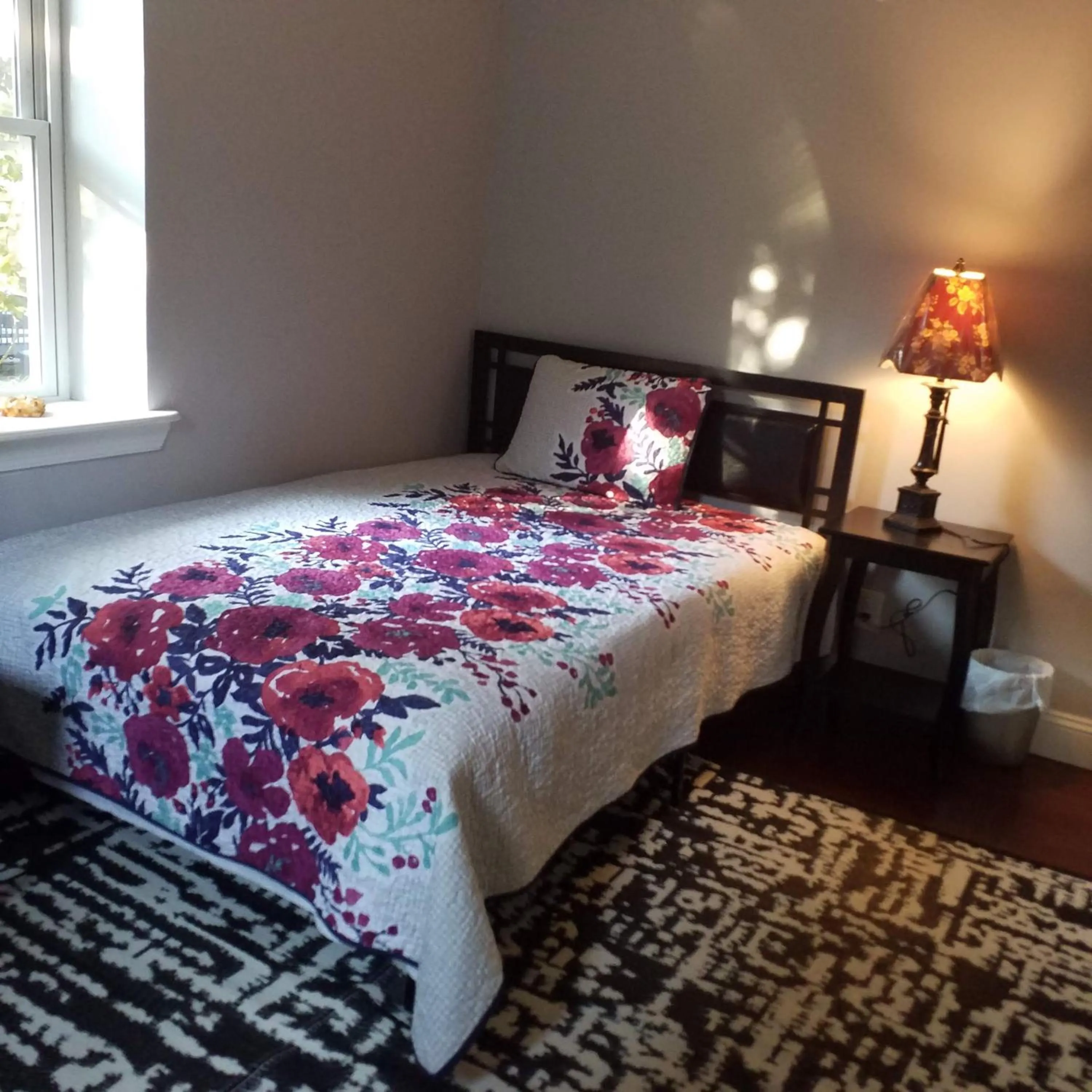 Photo of the whole room, Bed in Fairmount House Free Street Parking Quiet Spacious