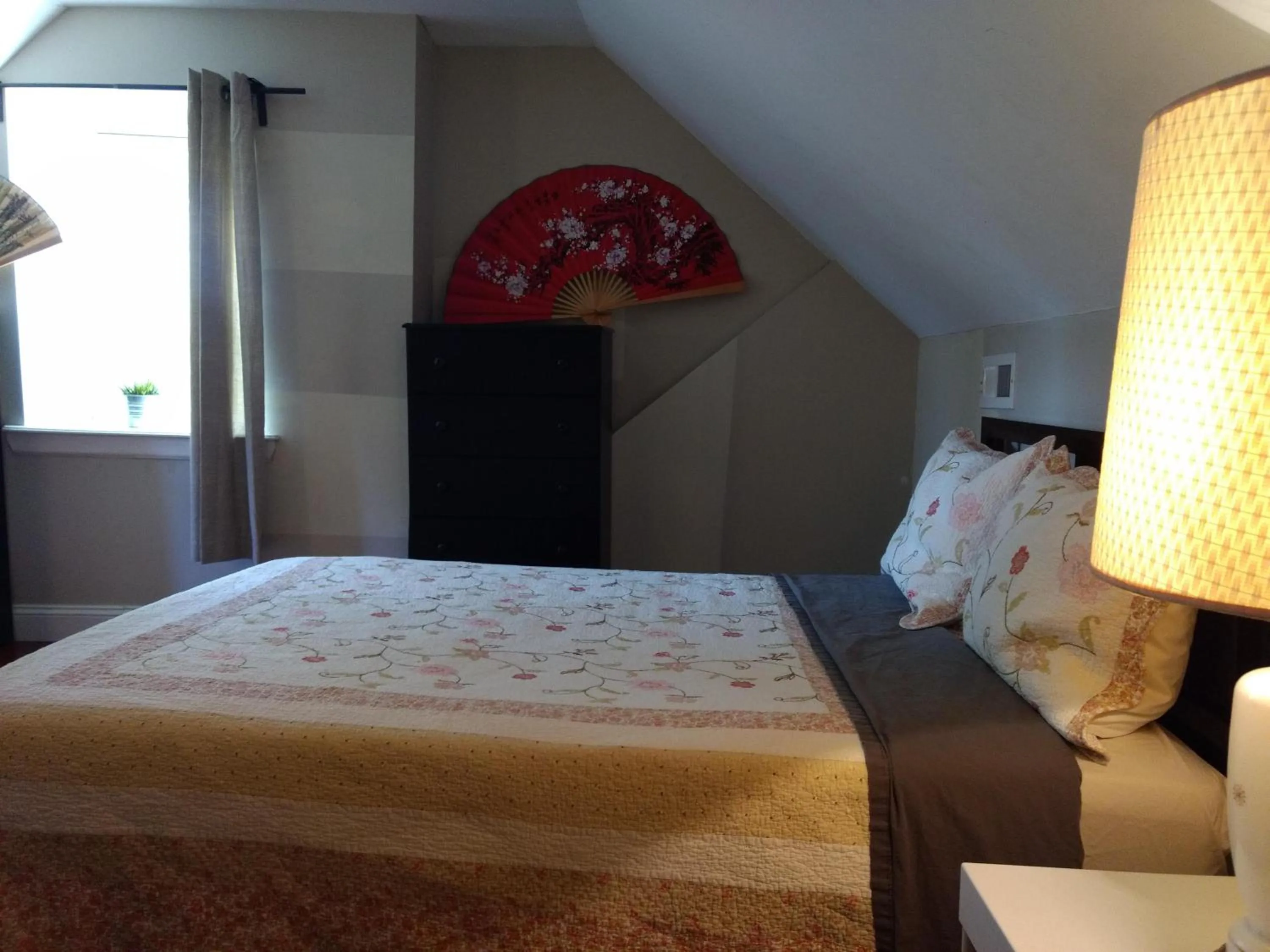 Bedroom, Bed in Fairmount House Free Street Parking Quiet Spacious