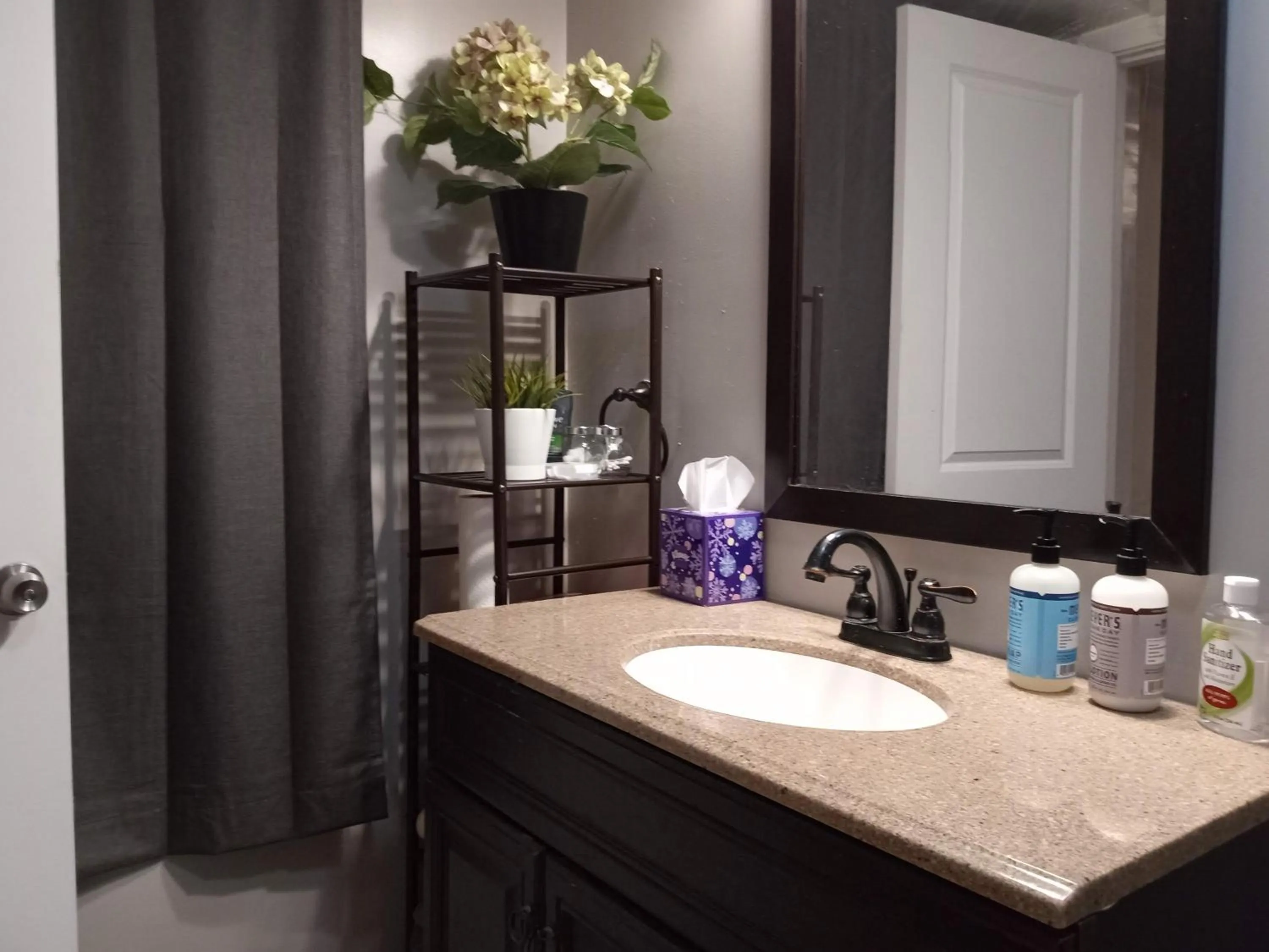 Bathroom in Fairmount House Free Street Parking Quiet Spacious