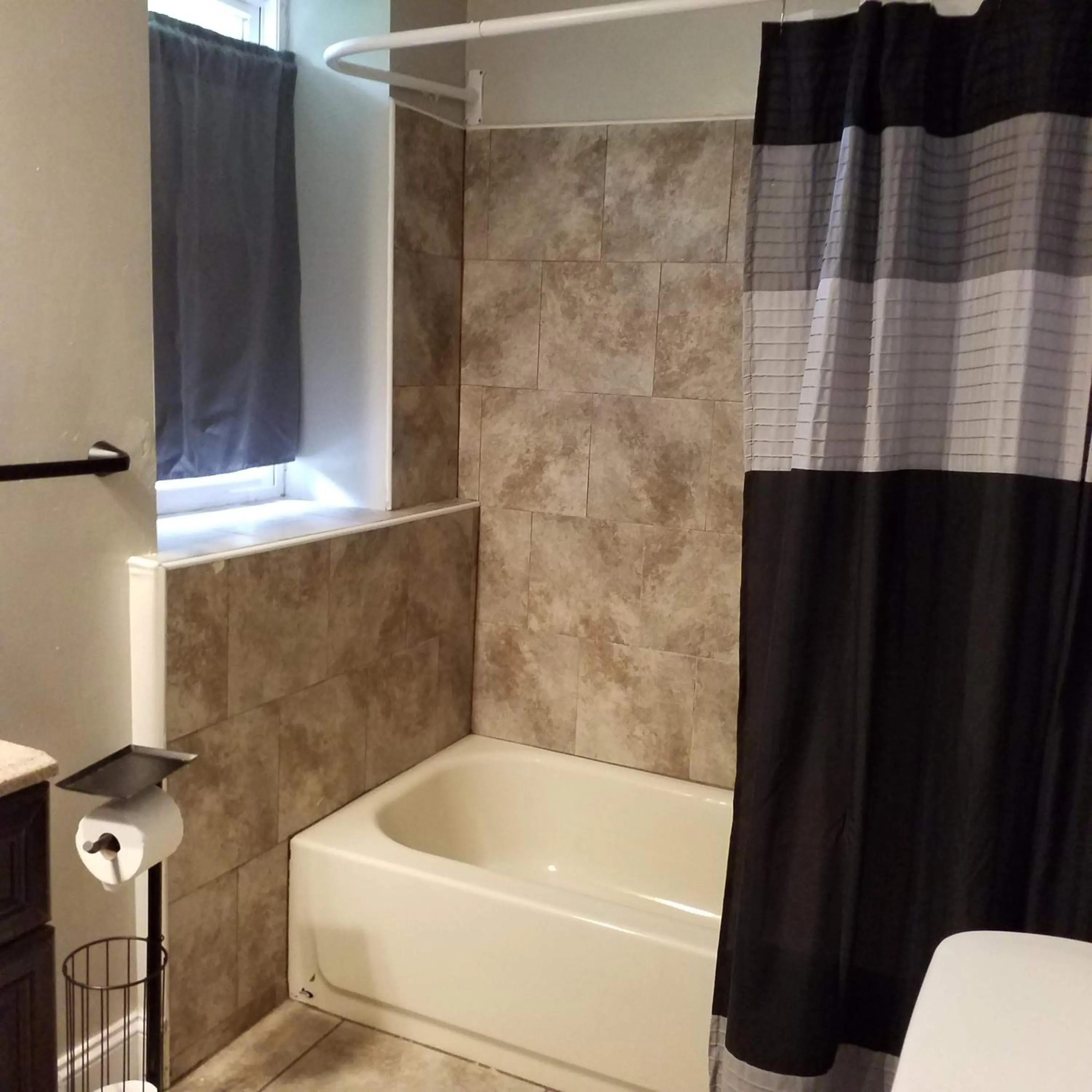 Bathroom in Fairmount House Free Street Parking Quiet Spacious