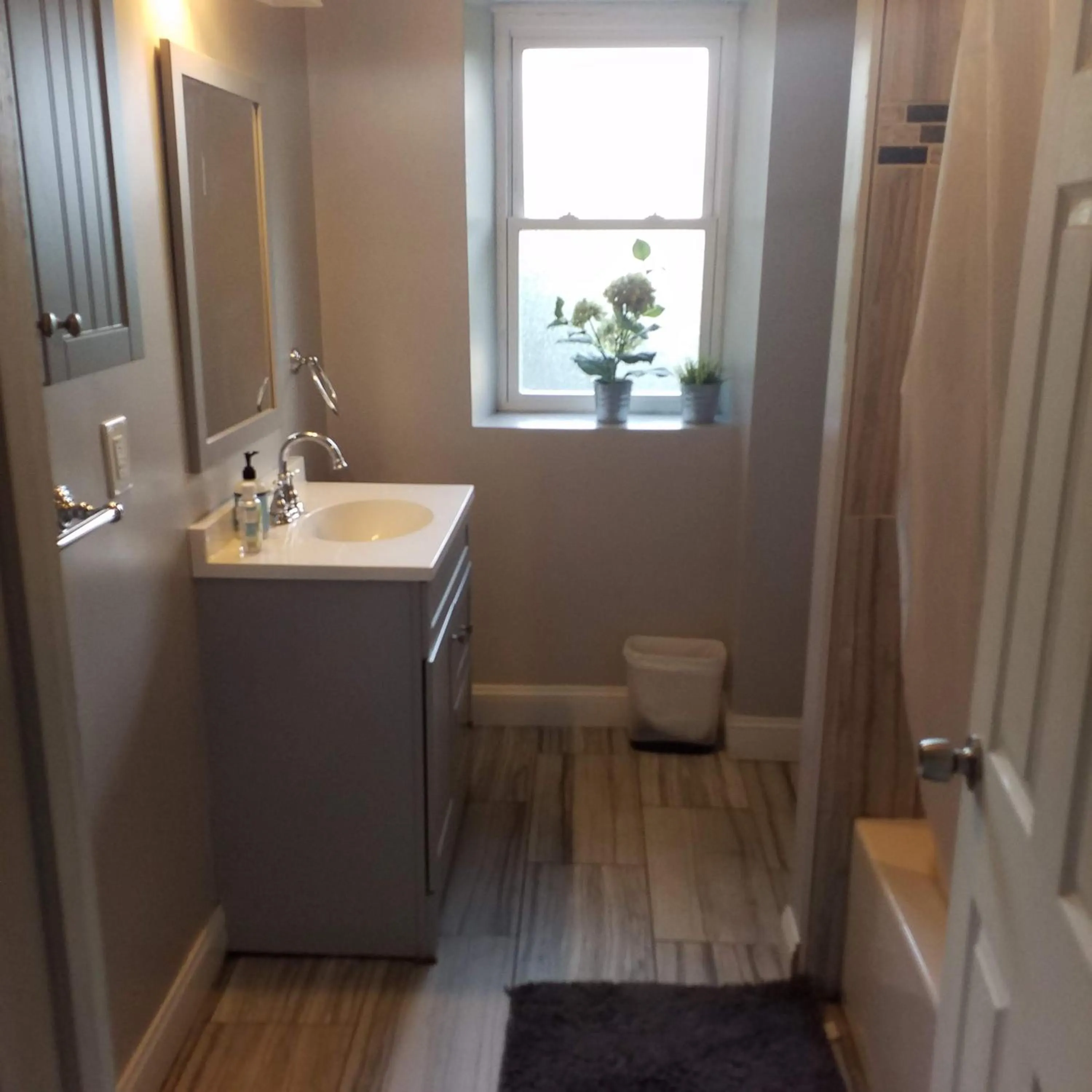 Bathroom in Fairmount House Free Street Parking Quiet Spacious