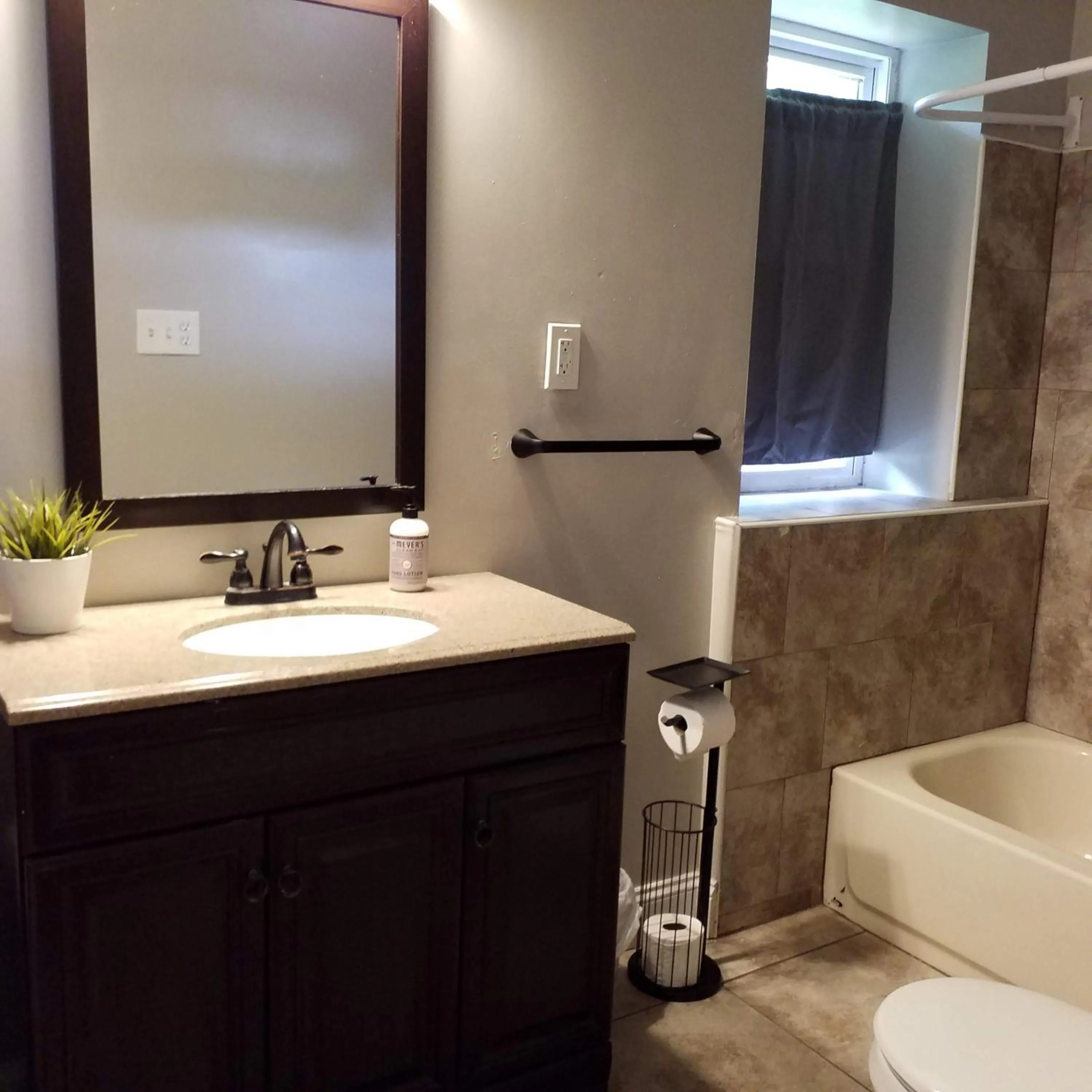 Bathroom in Fairmount House Free Street Parking Quiet Spacious