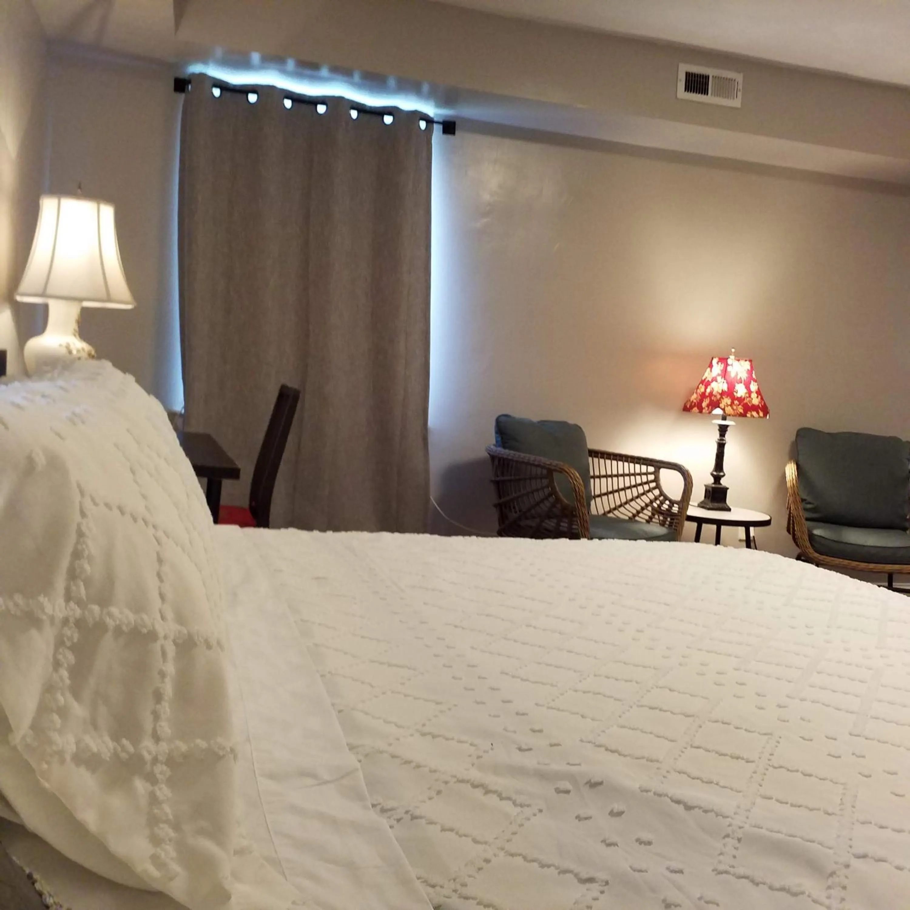 Bedroom, Bed in Fairmount House Free Street Parking Quiet Spacious