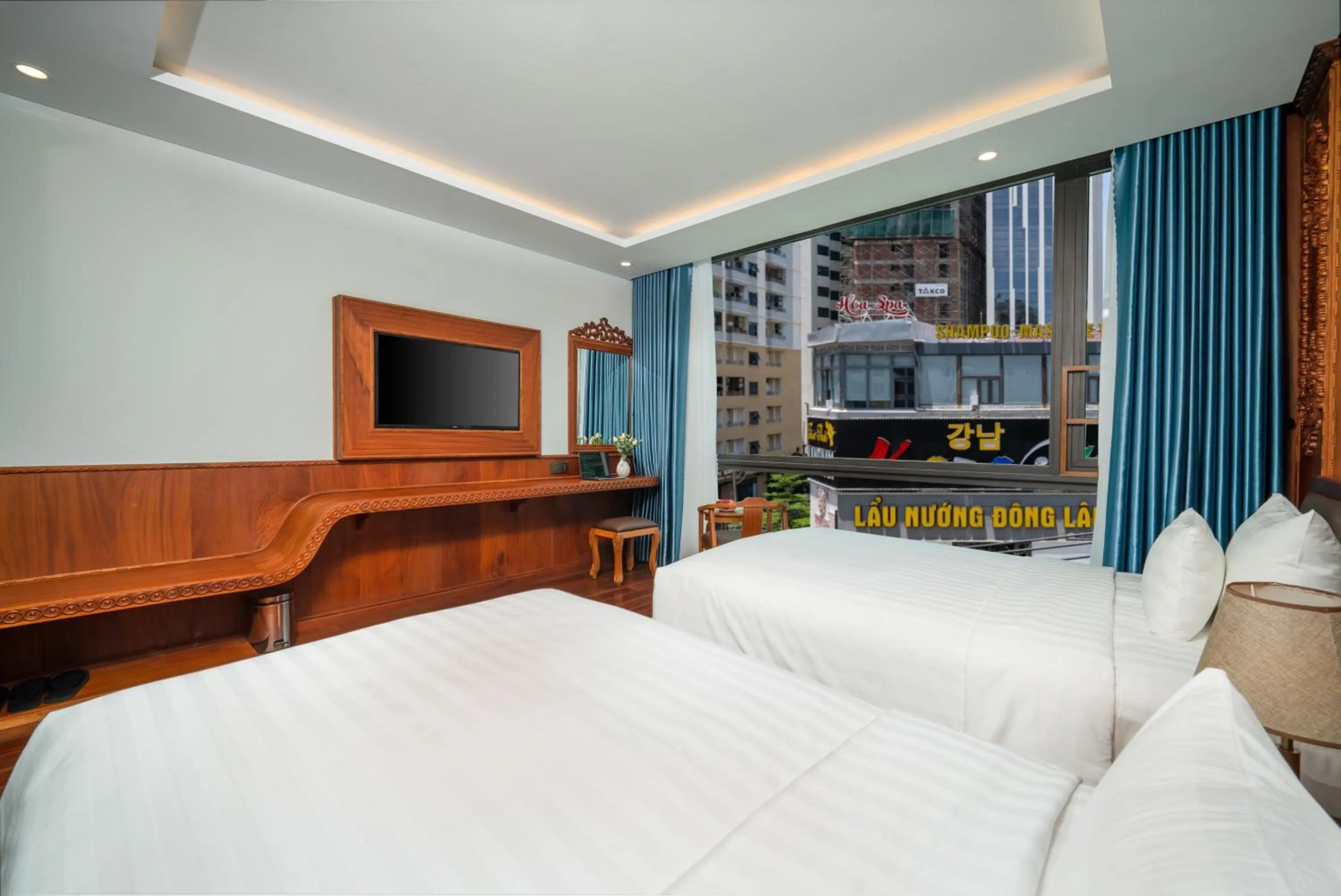 Bed in Monalisa Luxury Hotel