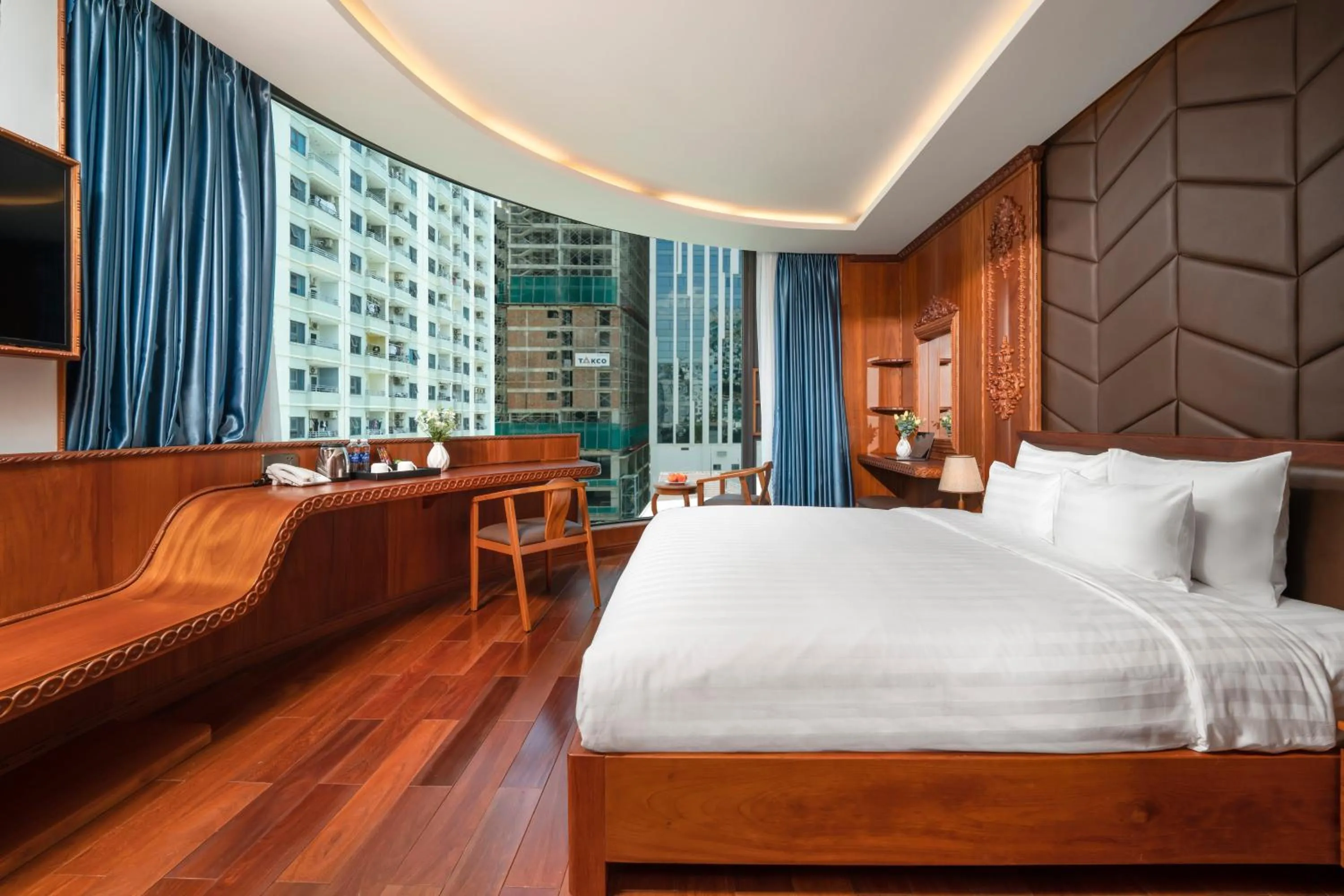 Bed in Monalisa Luxury Hotel