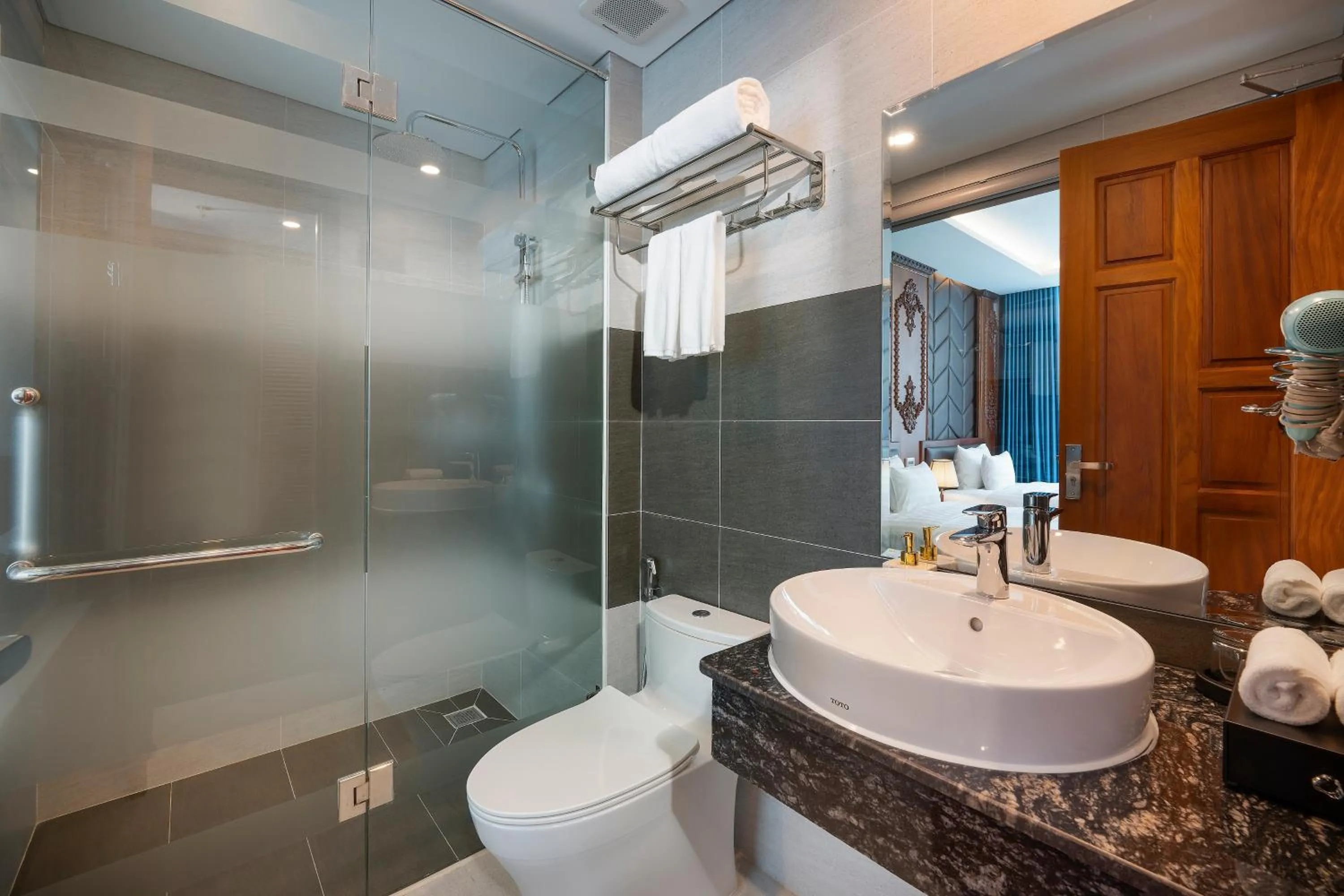 Shower in Monalisa Luxury Hotel