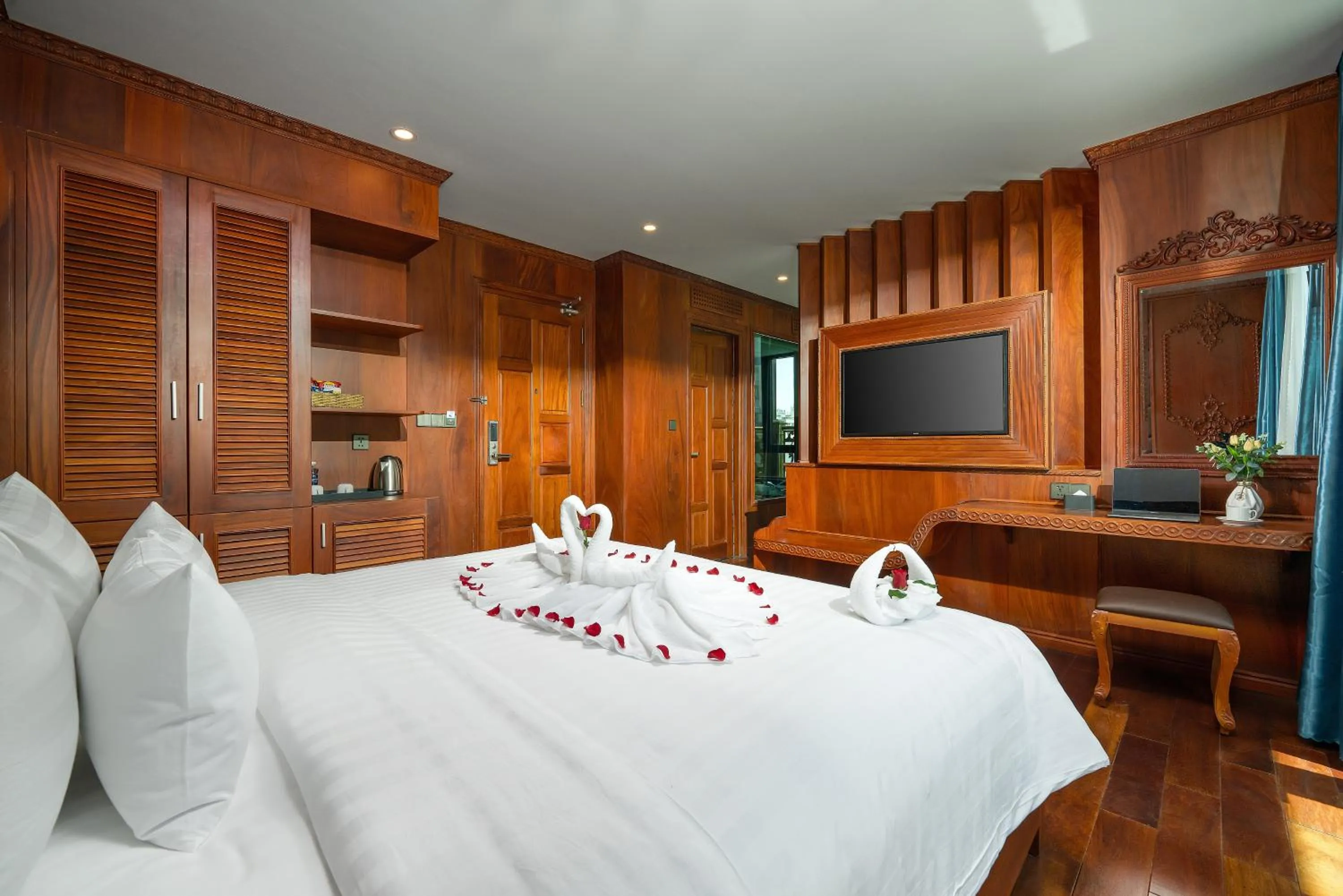 Bed in Monalisa Luxury Hotel