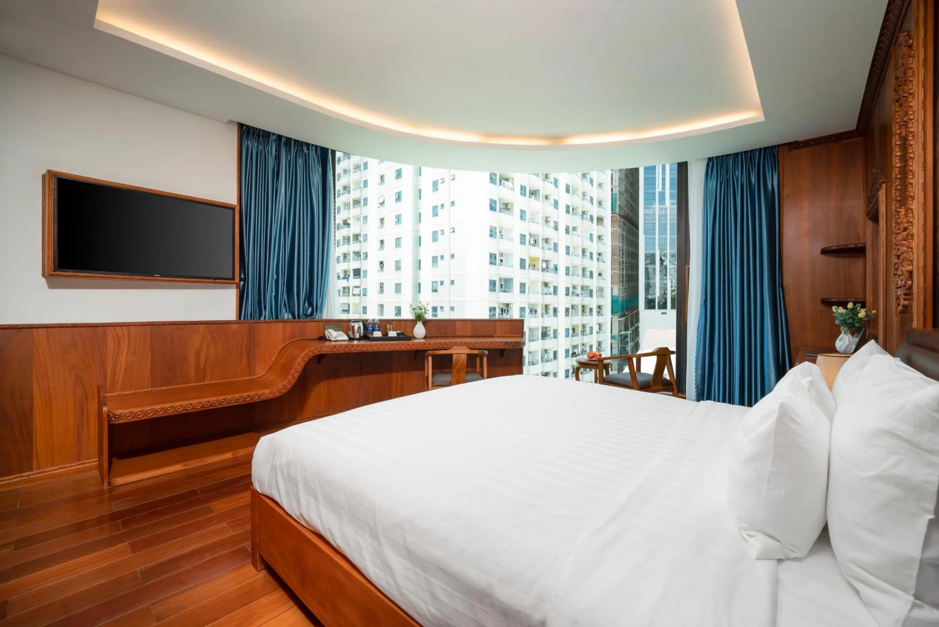 Communal lounge/ TV room, Bed in Monalisa Luxury Hotel