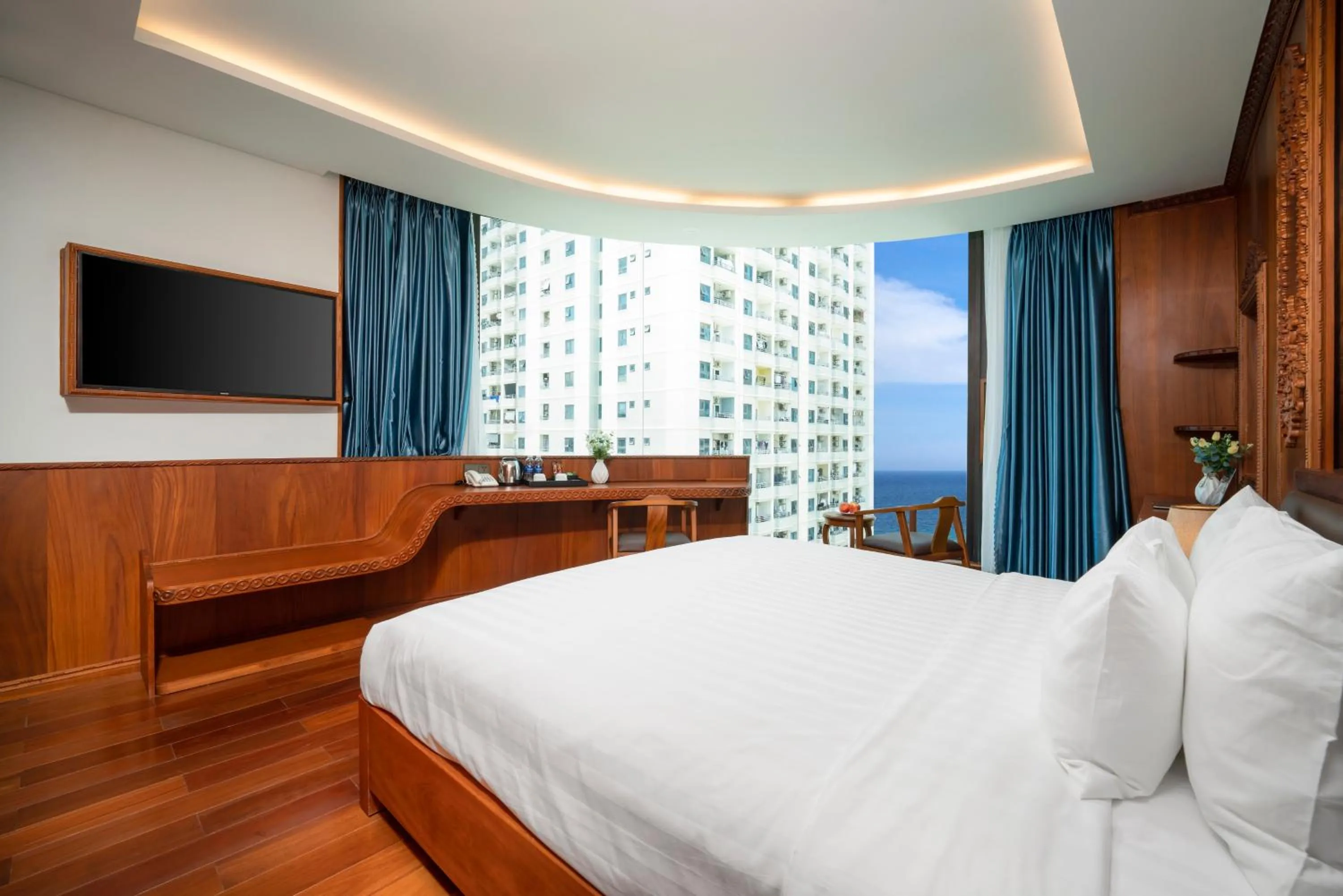 Bed in Monalisa Luxury Hotel