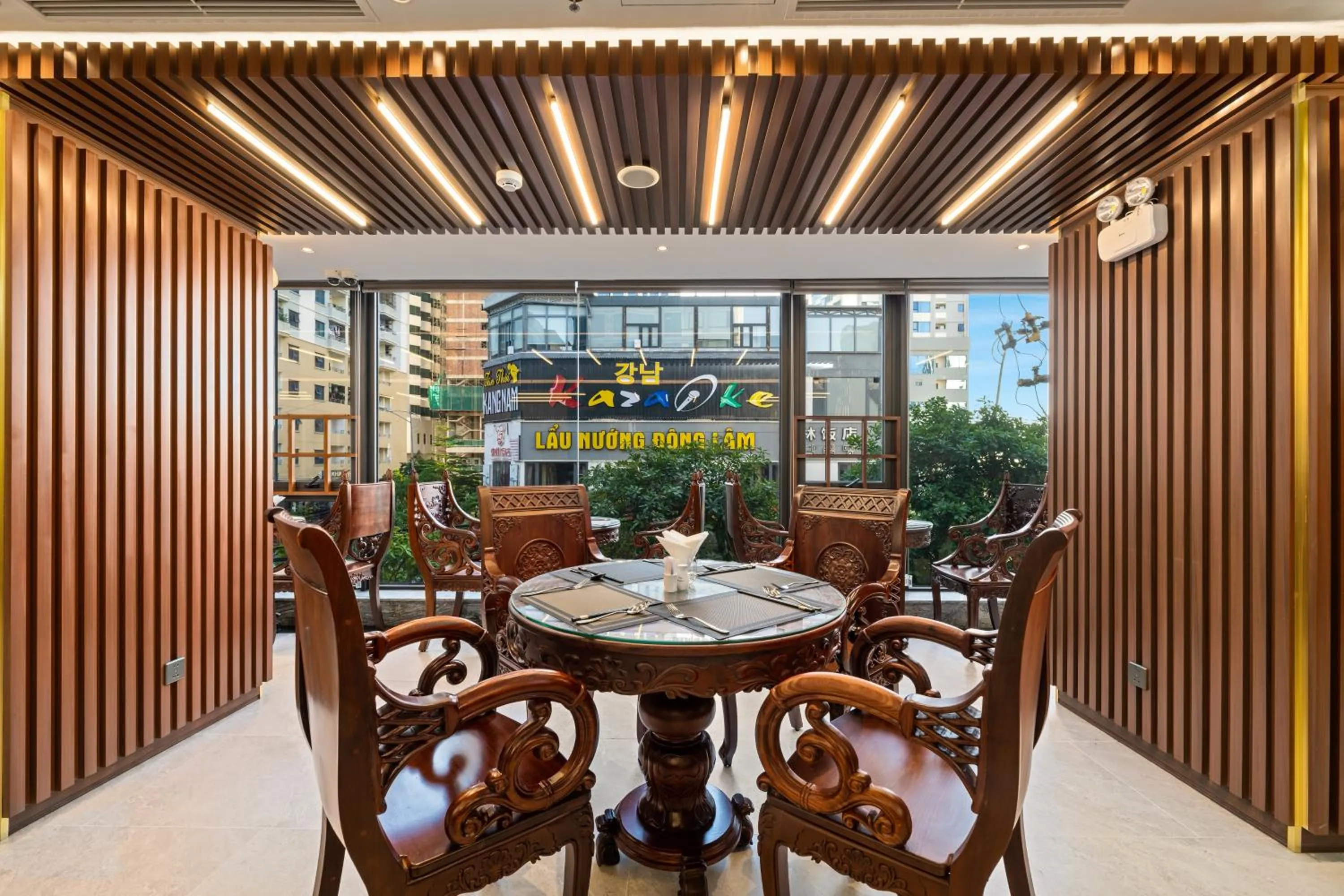 Seating area in Monalisa Luxury Hotel