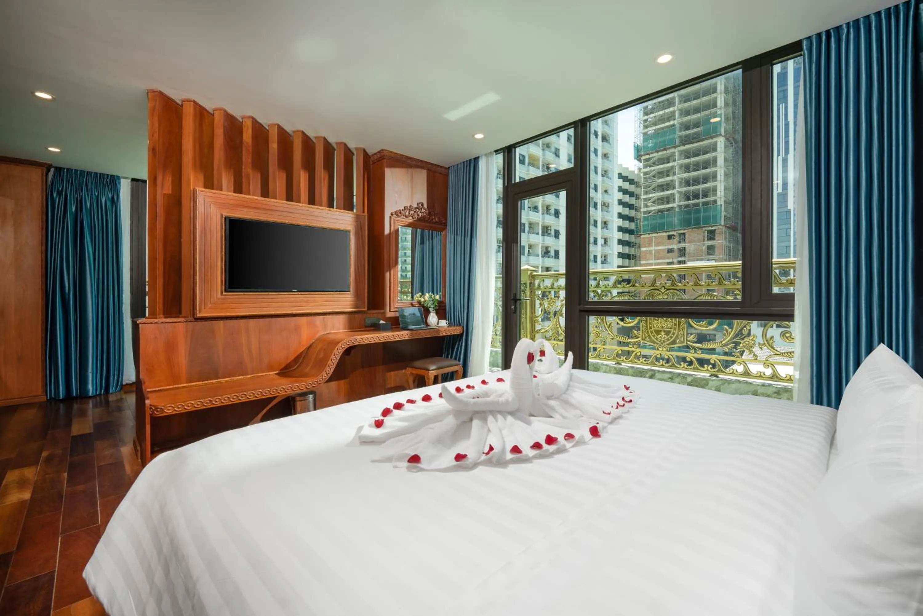 Bed in Monalisa Luxury Hotel