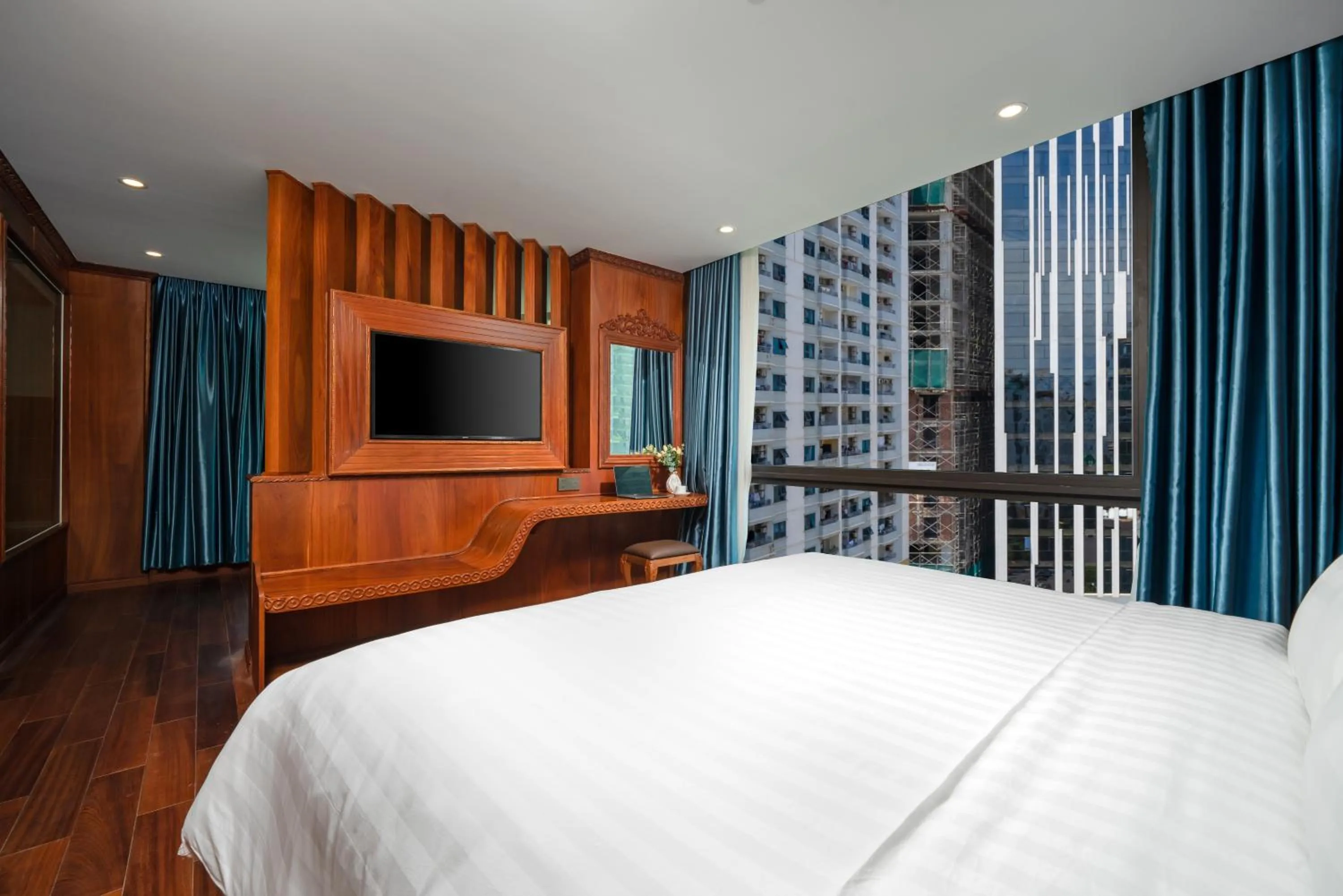 Bed in Monalisa Luxury Hotel