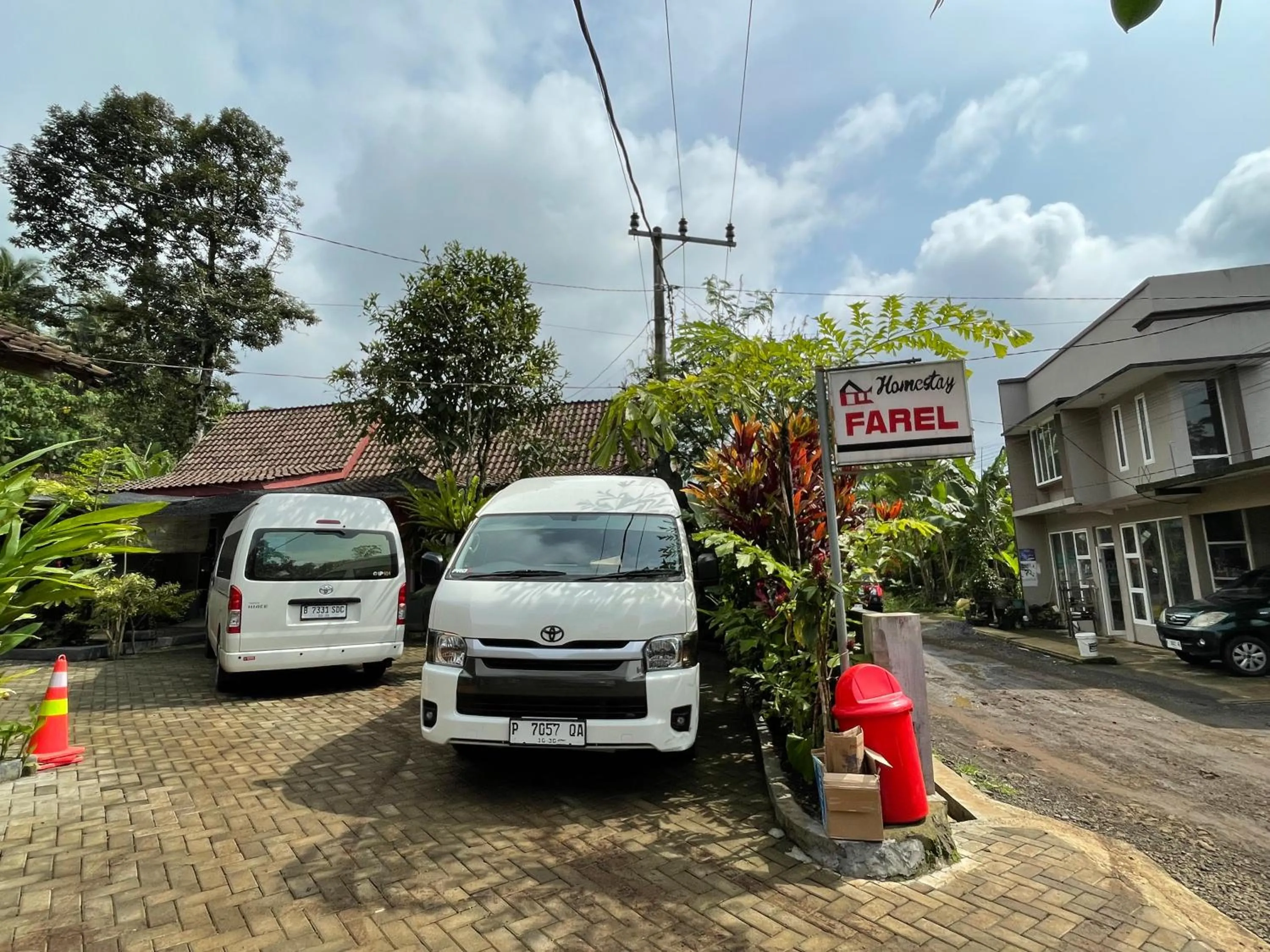 Parking in FAREL HOMESTAY KAWAHIJEN