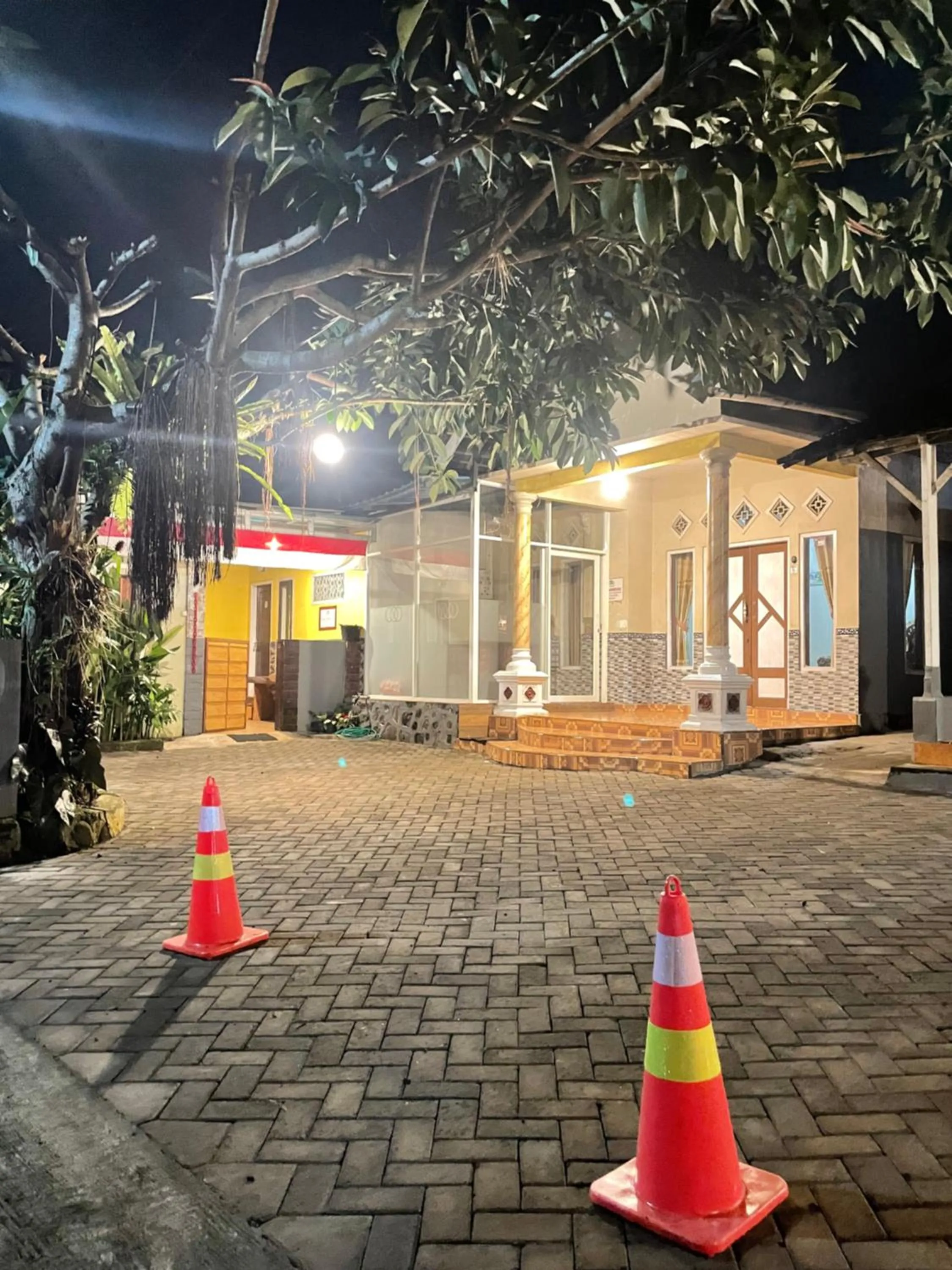 Parking in FAREL HOMESTAY KAWAHIJEN