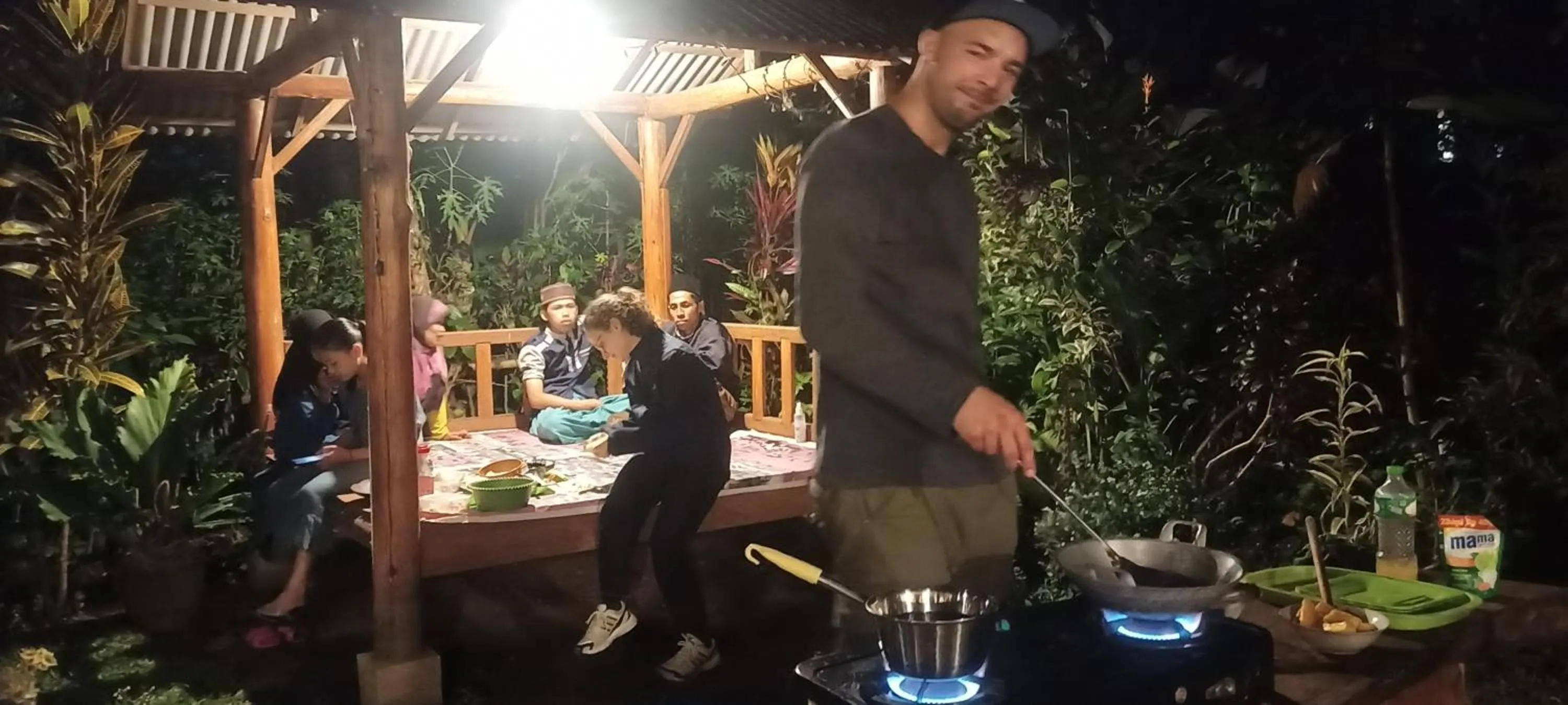 Restaurant/places to eat in FAREL HOMESTAY KAWAHIJEN