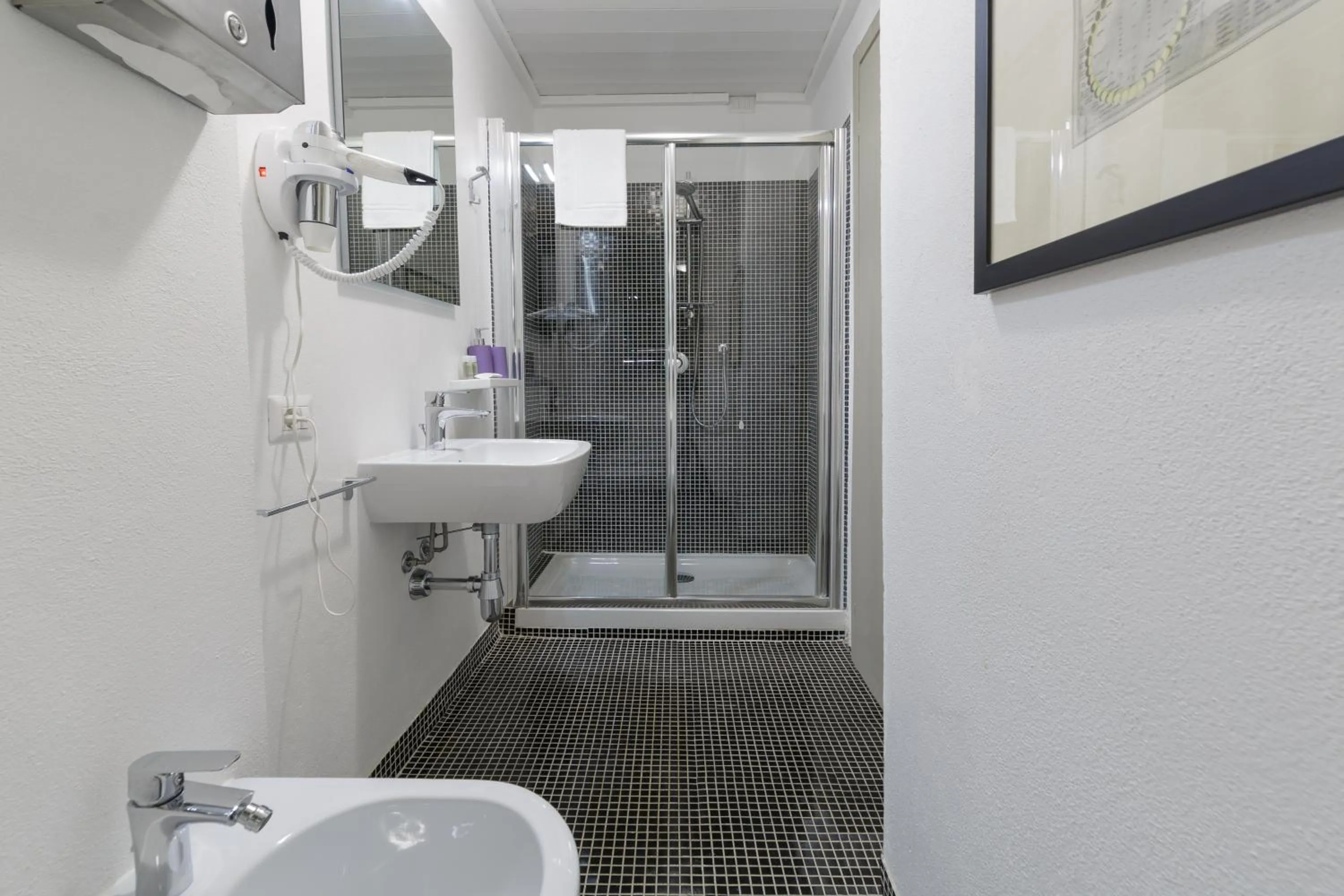 Shower in GUEST HOUSE SONNINO 37 Cagliari