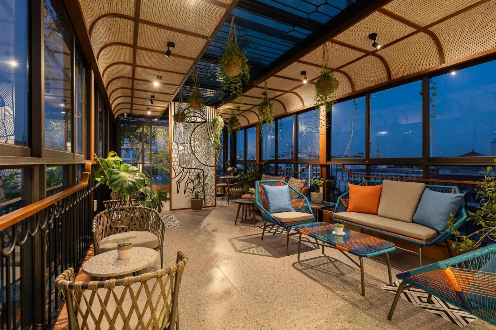 Restaurant/places to eat in Le Parfum Apartment and Hotel