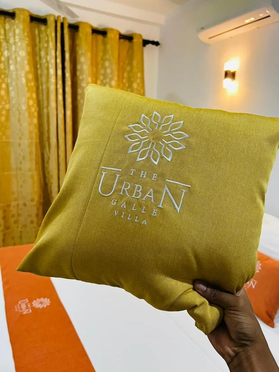 Text overlay, Bed in Urban Galle Villa