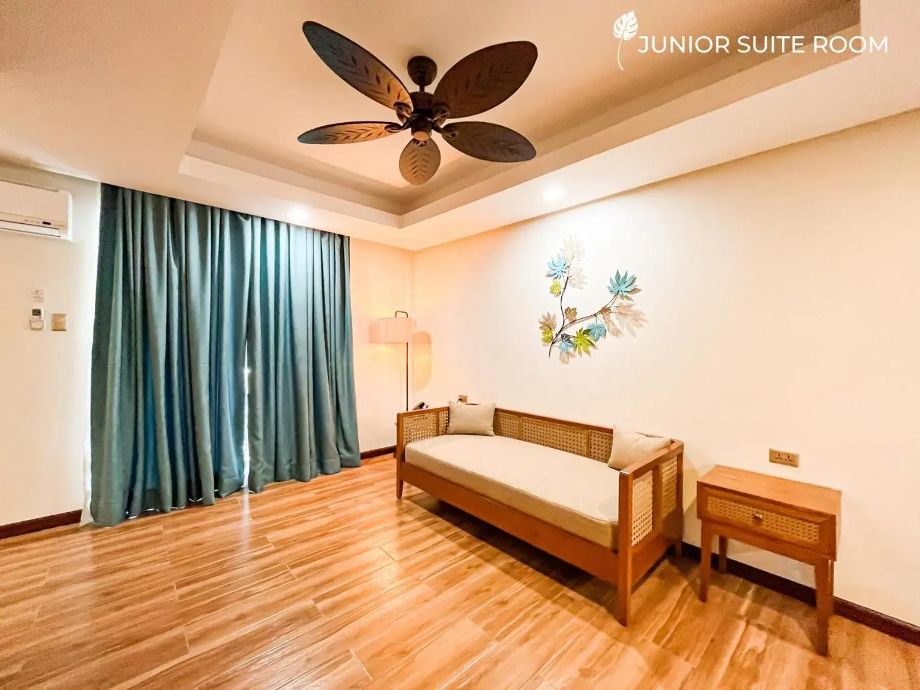 Junior Suite in La Jolla Luxury Beach Resort Junior Suite in La Jolla Luxury Beach Resort