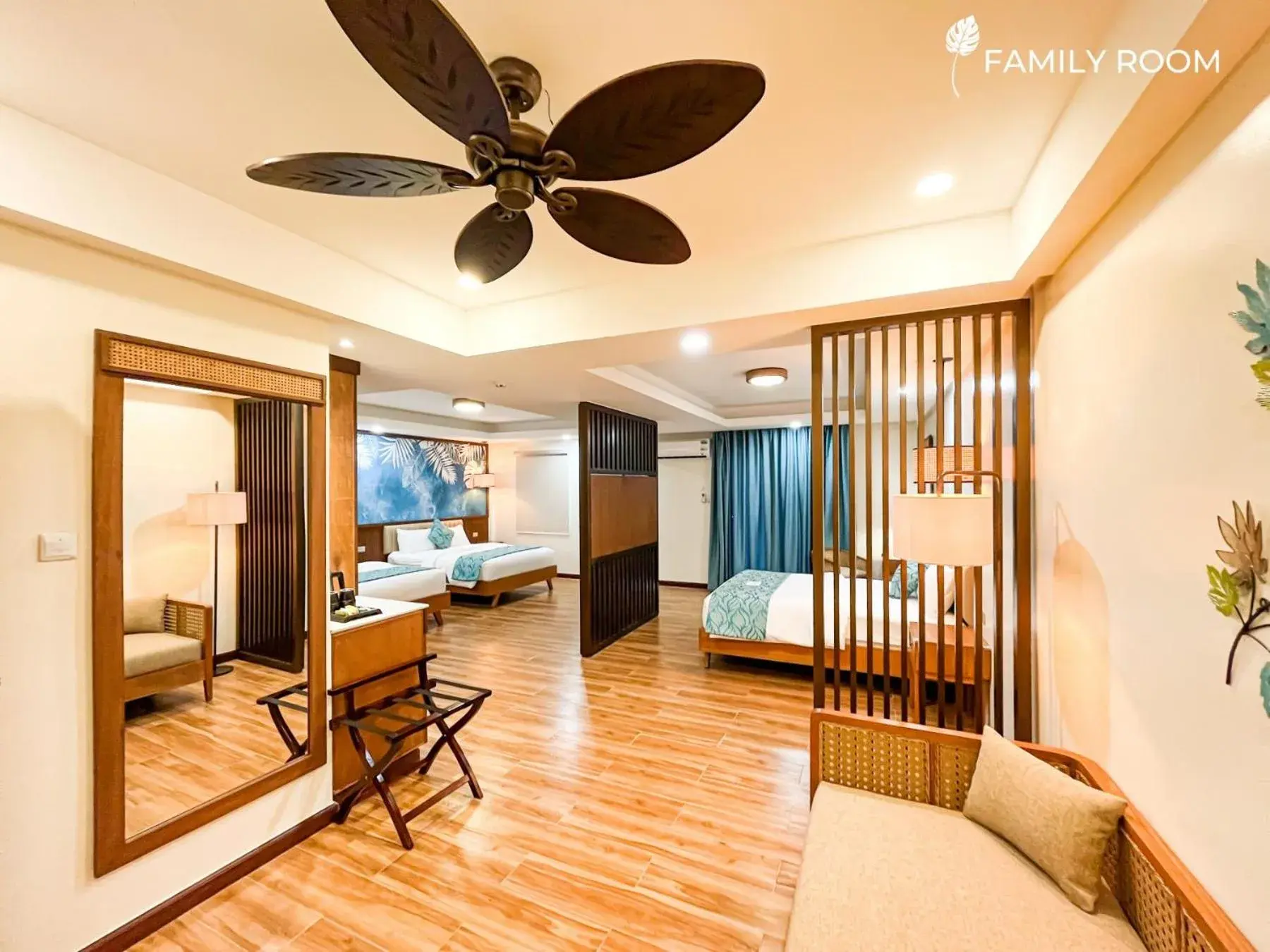 Family Room in La Jolla Luxury Beach Resort Family Room in La Jolla Luxury Beach Resort