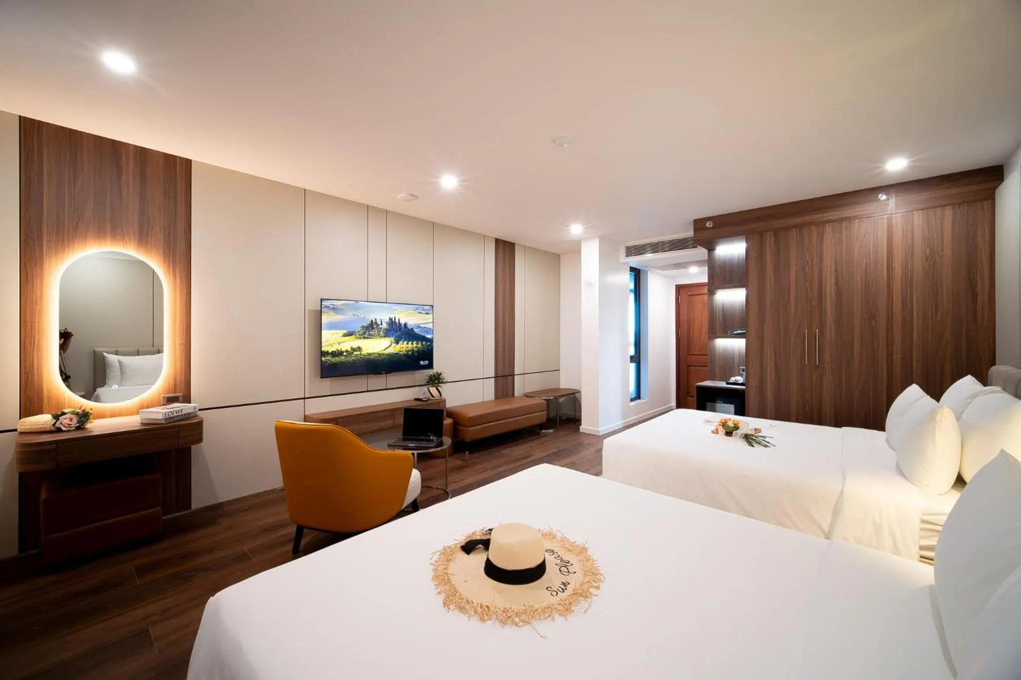 Photo of the whole room, Bed in Danitel Halong