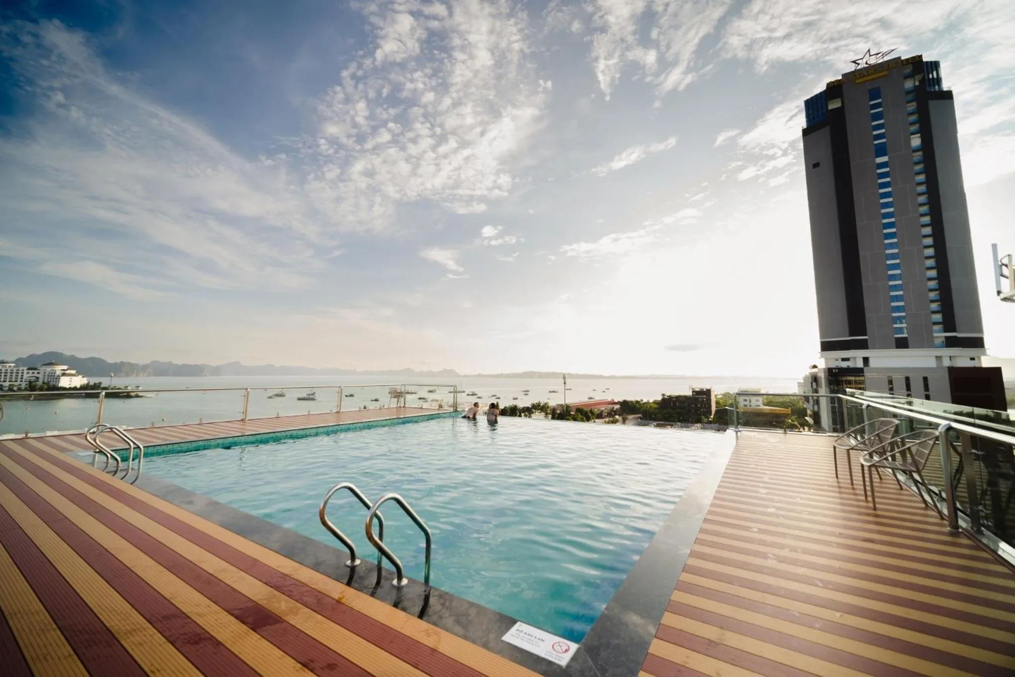 Swimming pool in Danitel Halong