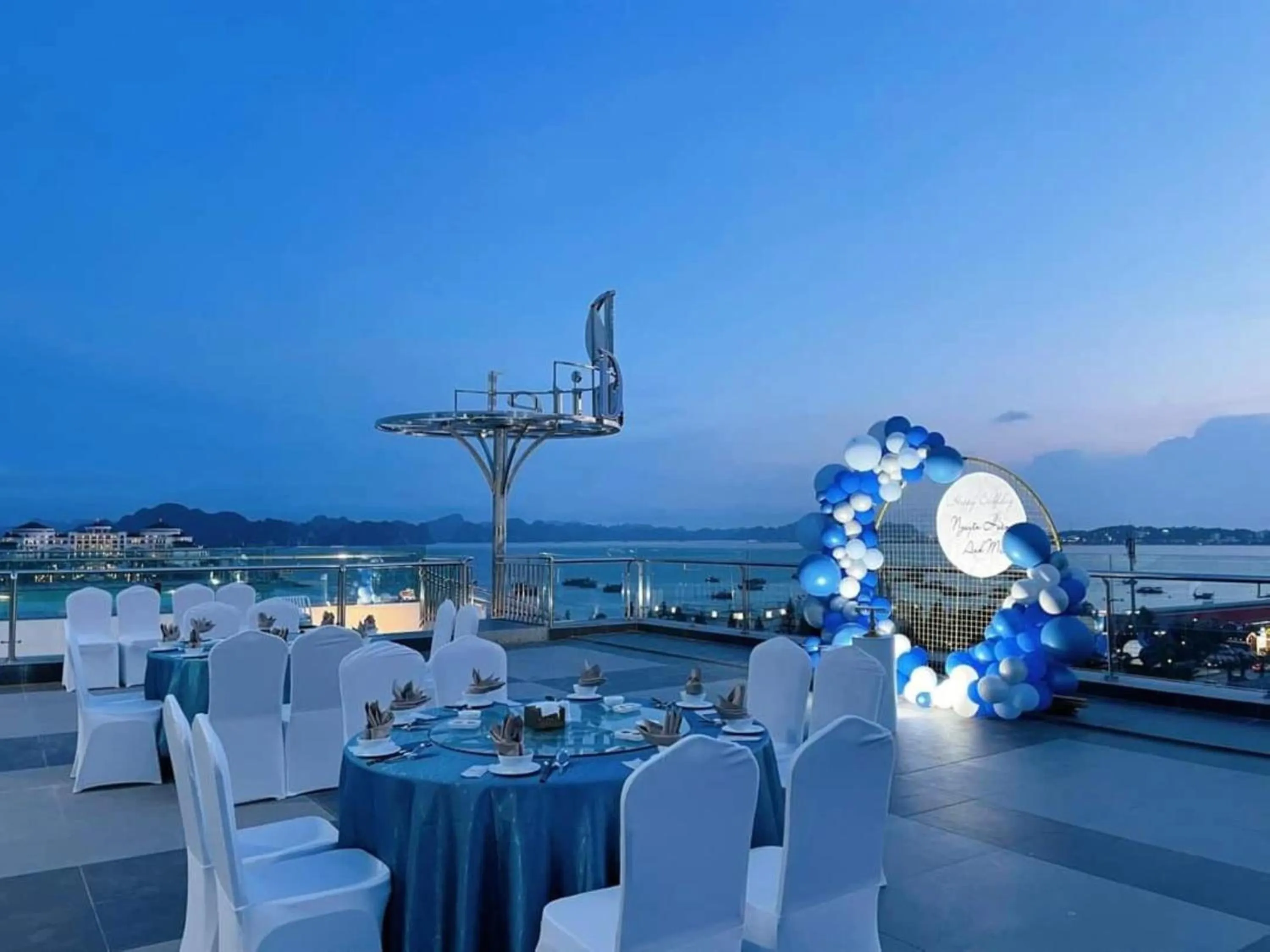 Restaurant/places to eat in Danitel Halong