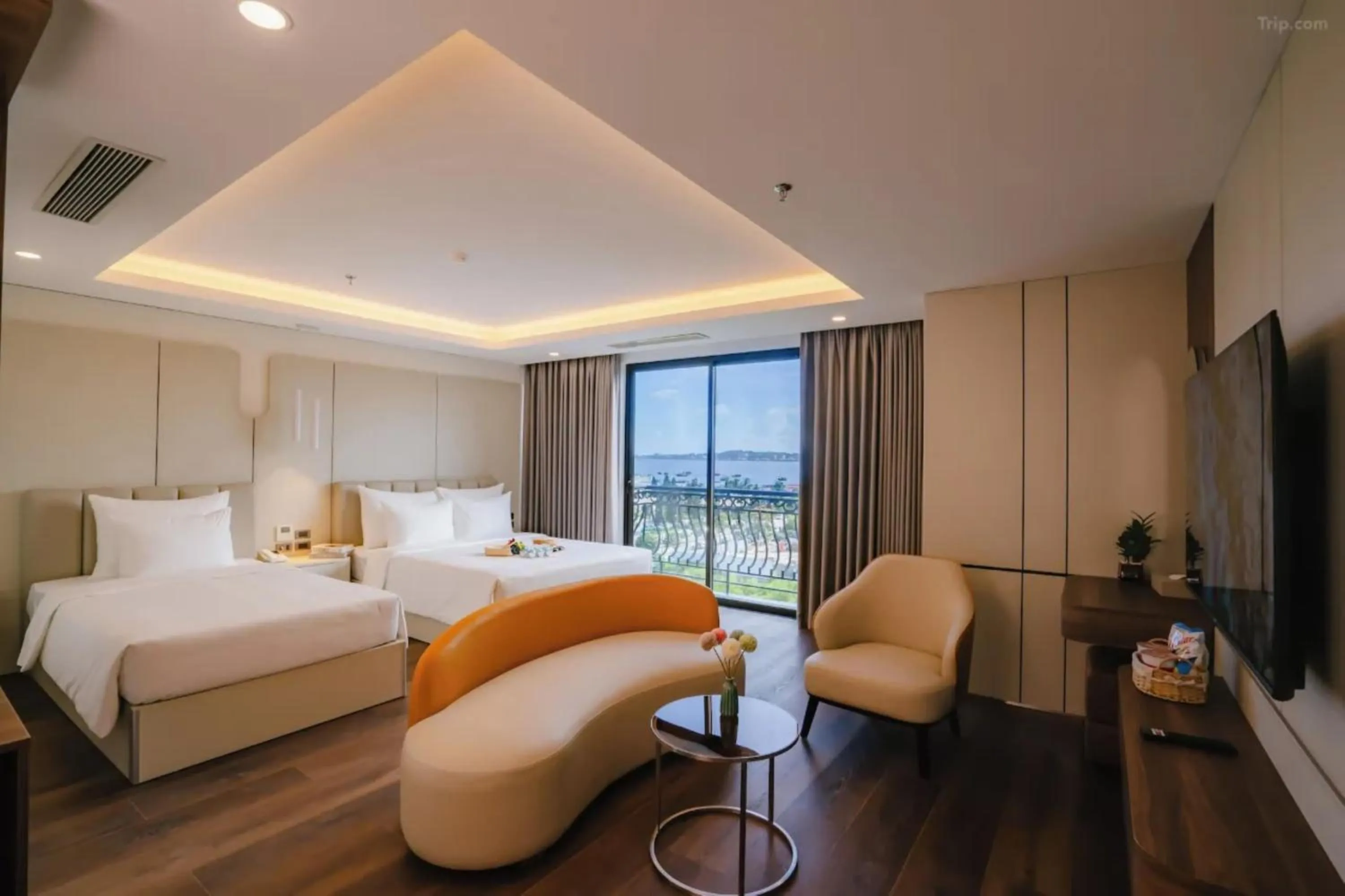 Photo of the whole room, Bed in Danitel Halong