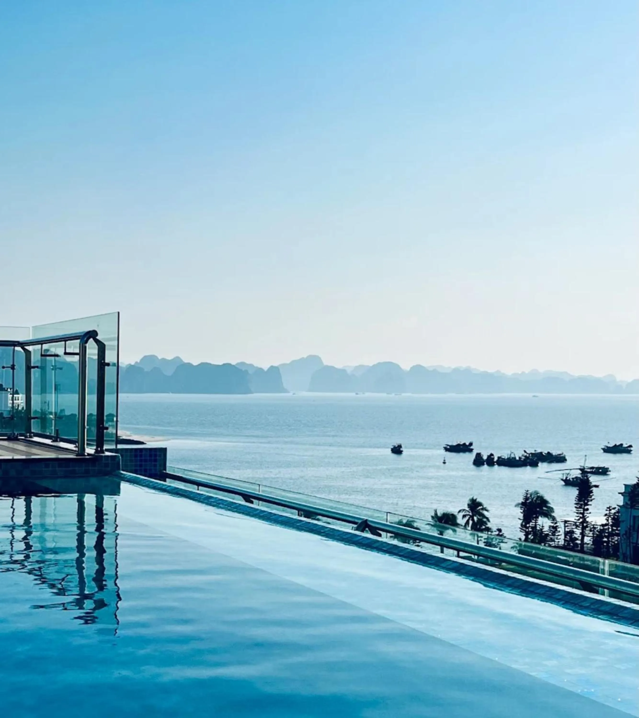 Swimming pool in Danitel Halong