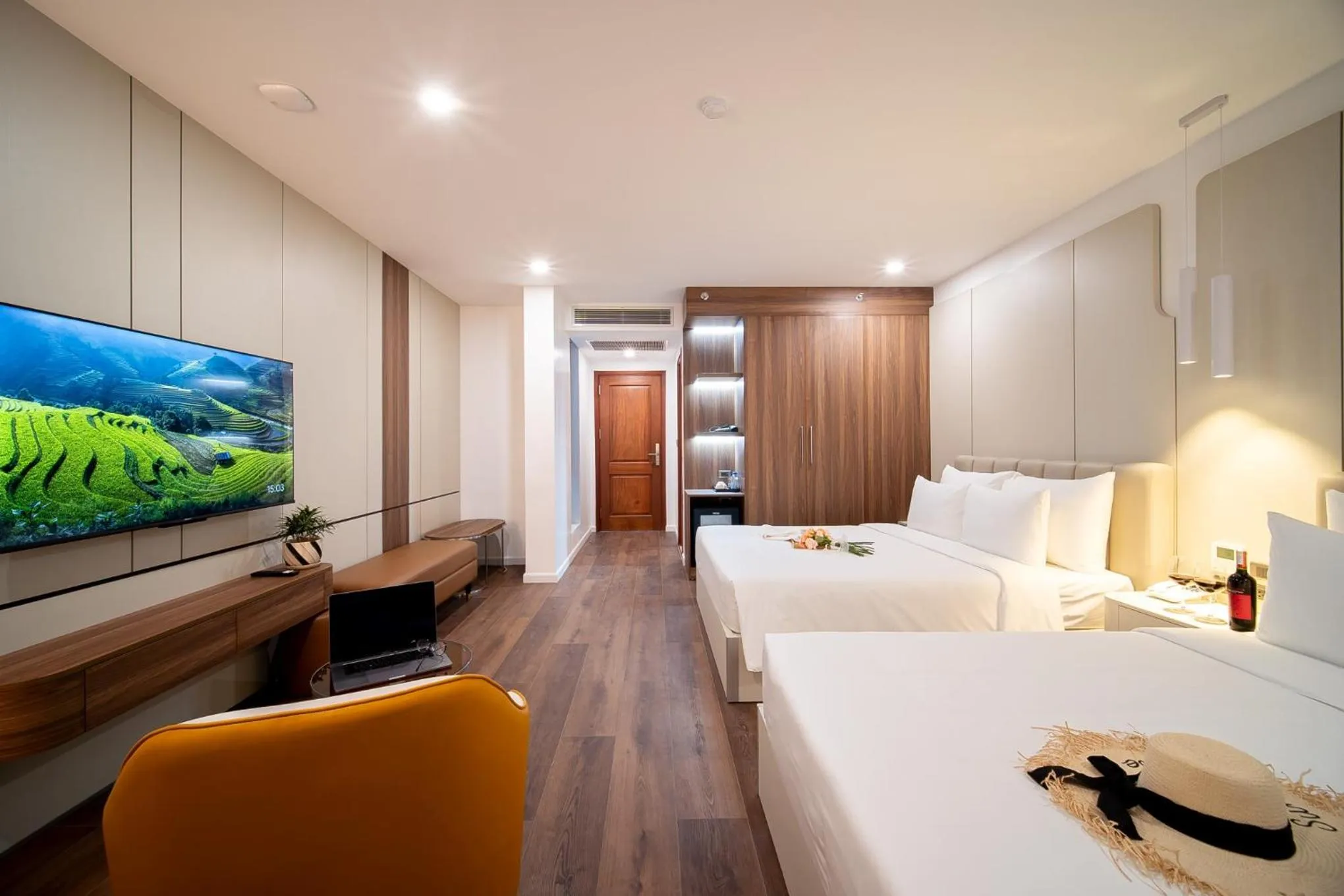 Photo of the whole room, Bed in Danitel Halong