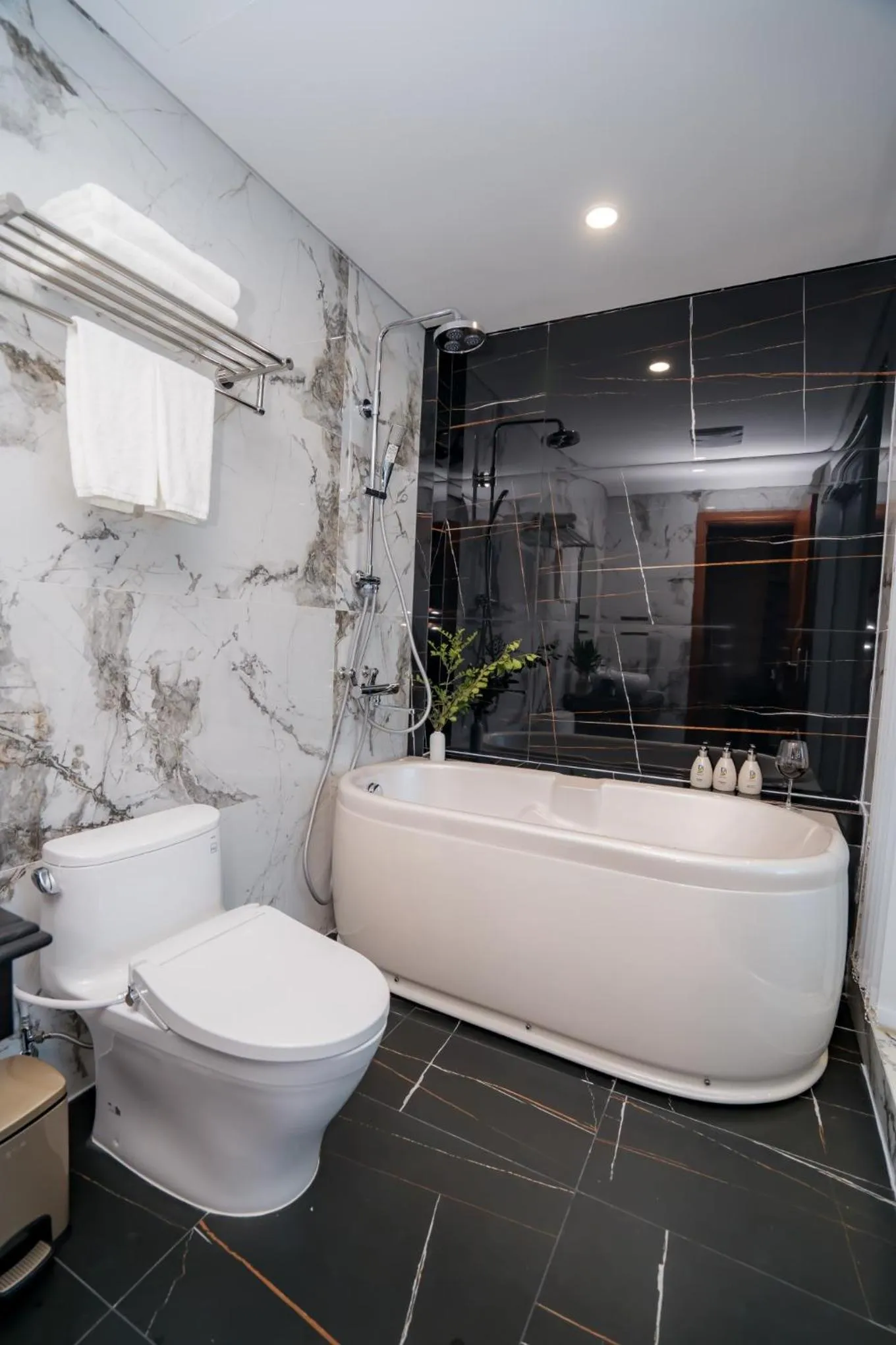 Bath in Danitel Halong