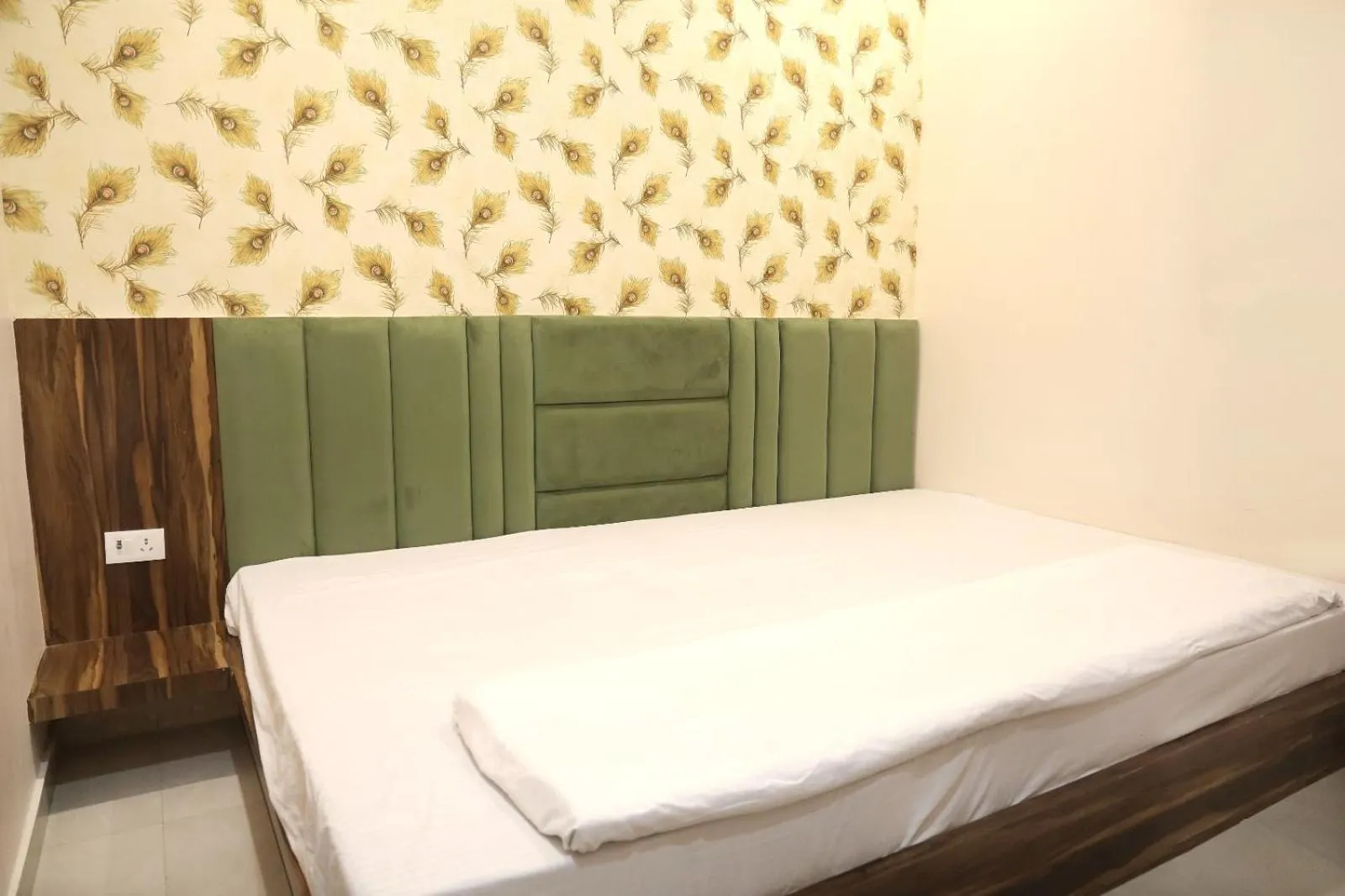 Bed in Hotel Keshavam inn