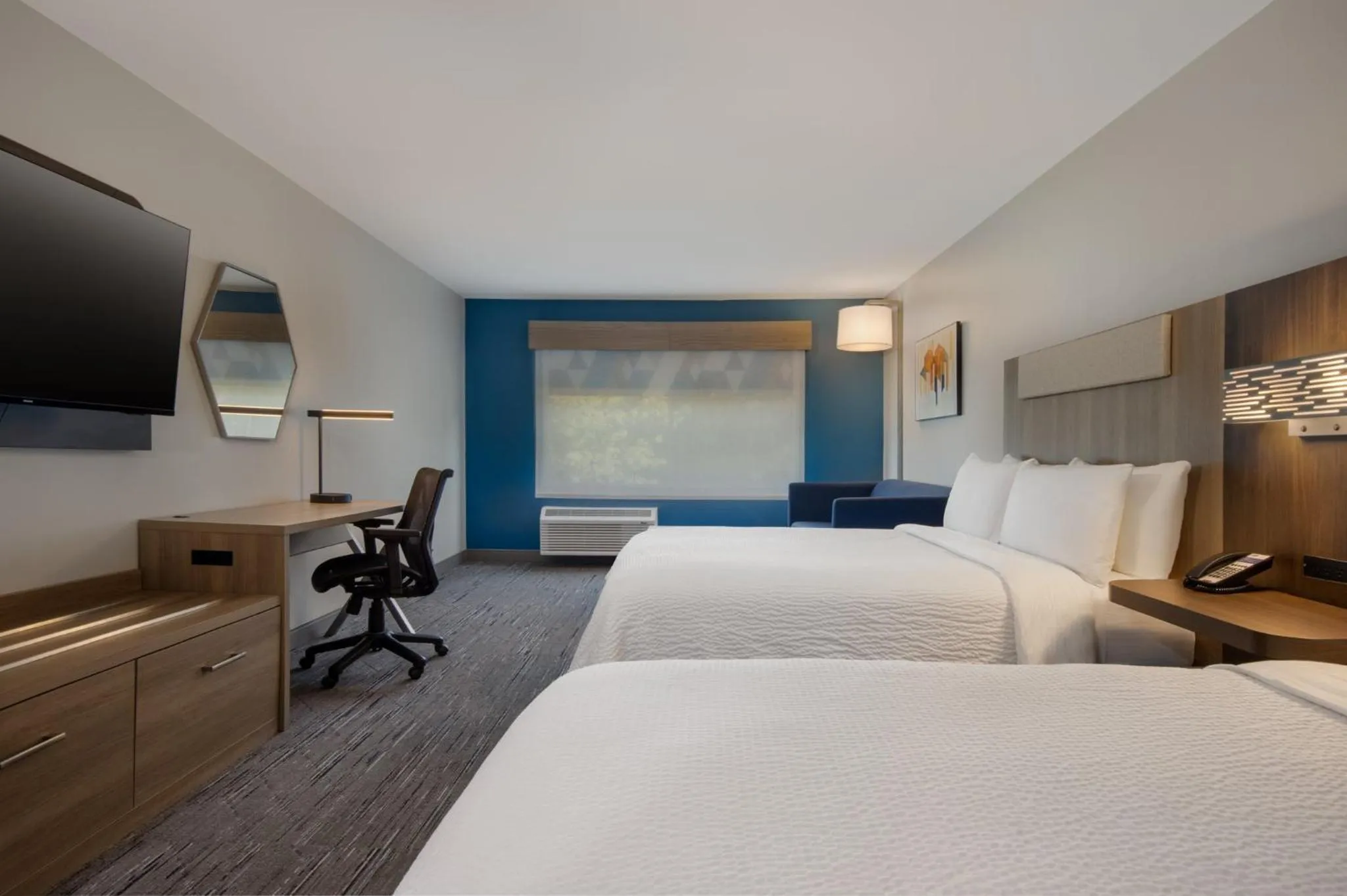 Photo of the whole room, Bed in Holiday Inn Express & Suites Muskegon - Grand Haven by IHG
