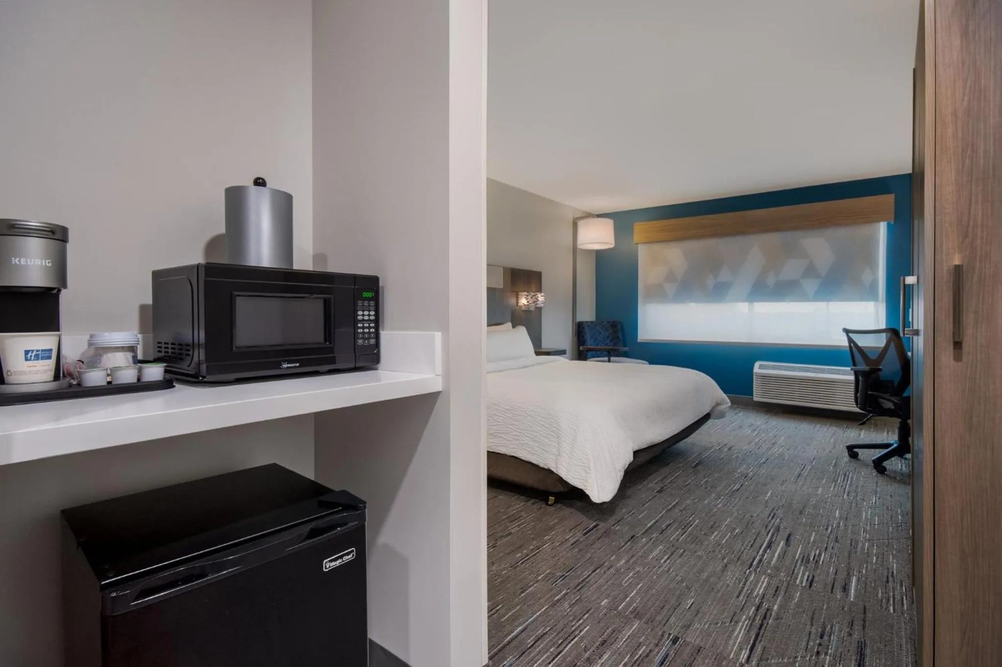 Photo of the whole room, Bed in Holiday Inn Express & Suites Muskegon - Grand Haven by IHG