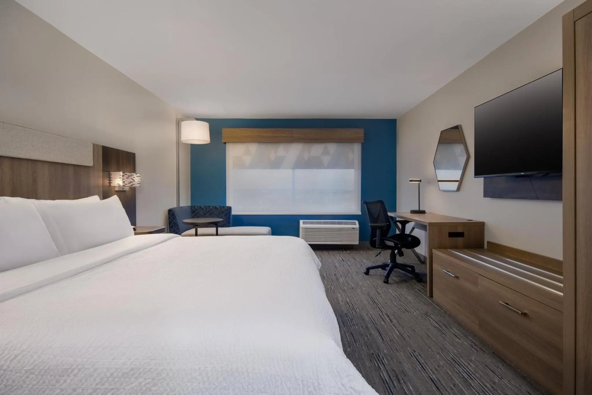 Photo of the whole room, Bed in Holiday Inn Express & Suites Muskegon - Grand Haven by IHG