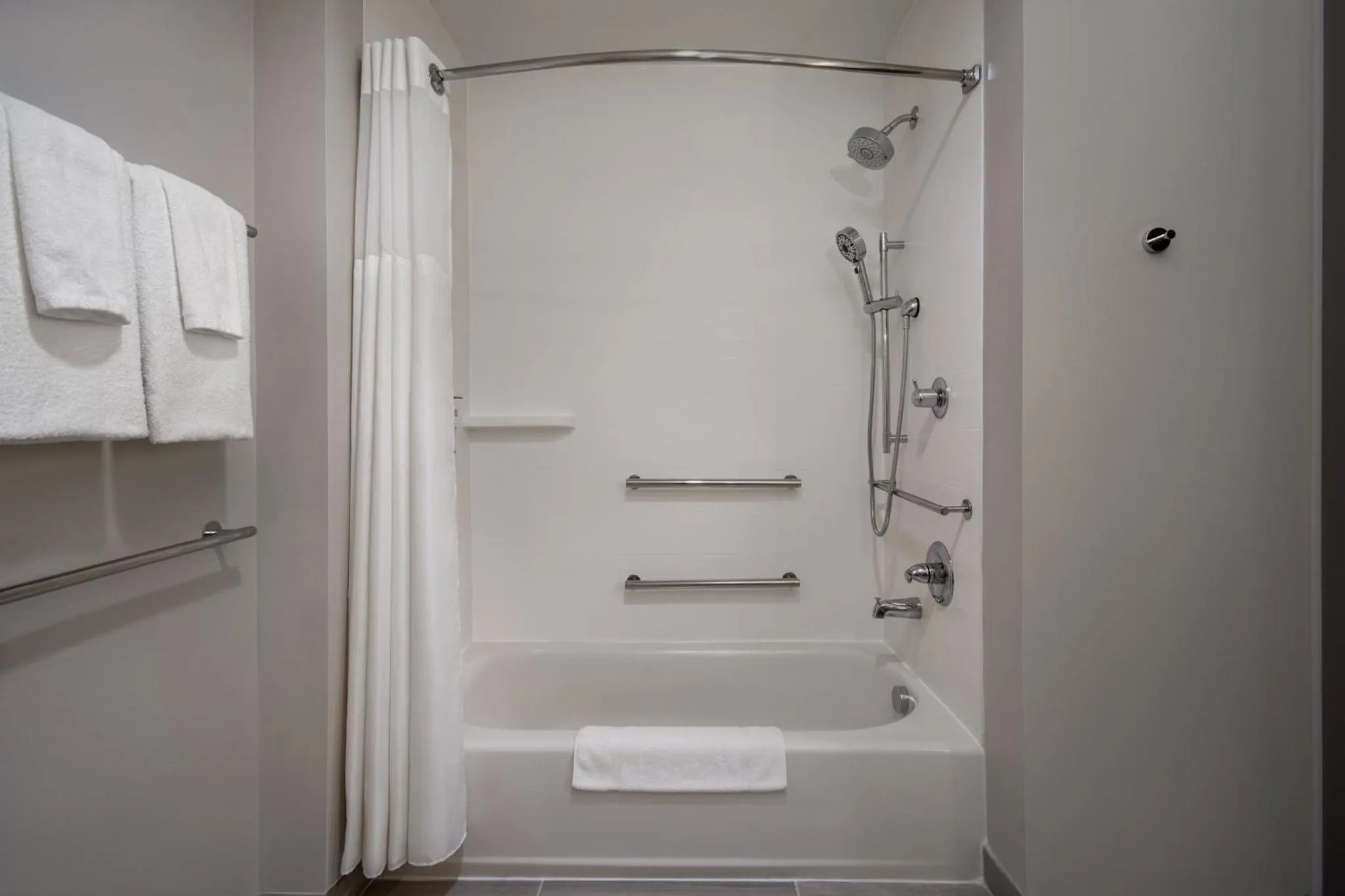 Bathroom in Holiday Inn Express & Suites Muskegon - Grand Haven by IHG