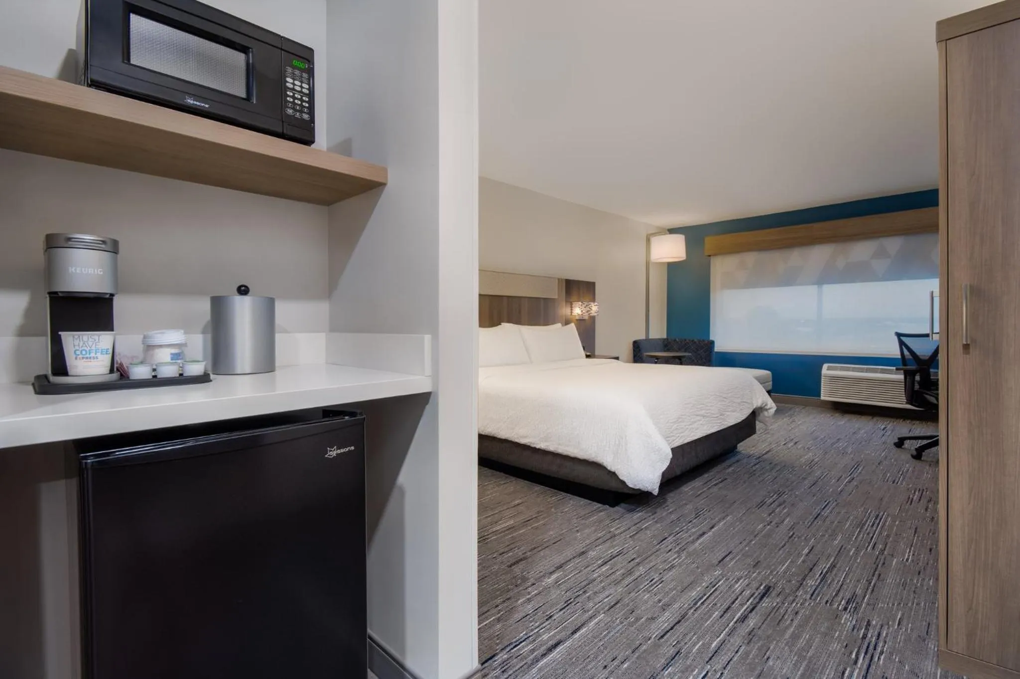 Photo of the whole room, Bed in Holiday Inn Express & Suites Muskegon - Grand Haven by IHG