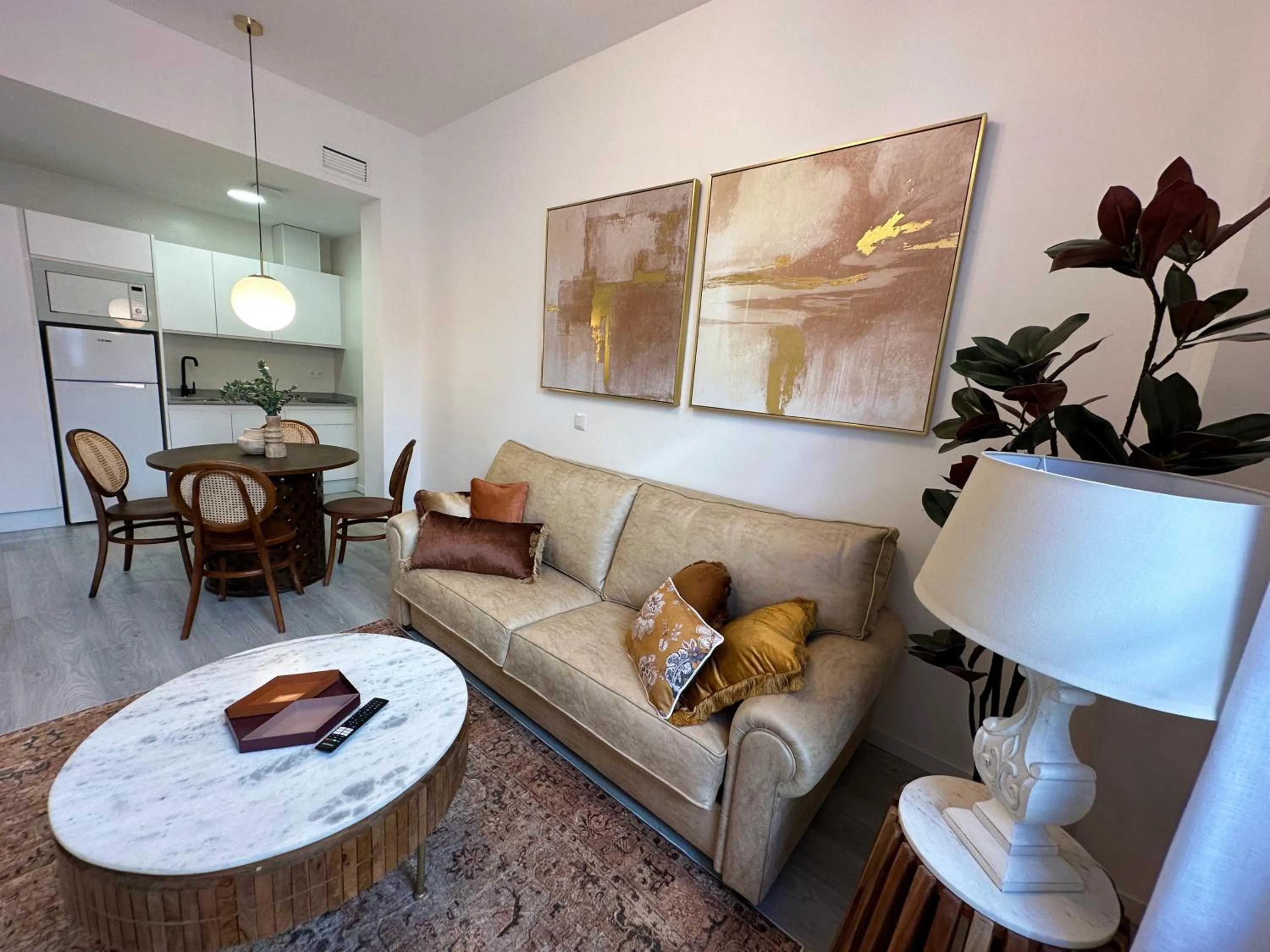 Kitchen or kitchenette in Apartamentos Albaicín Centro Suites 3000